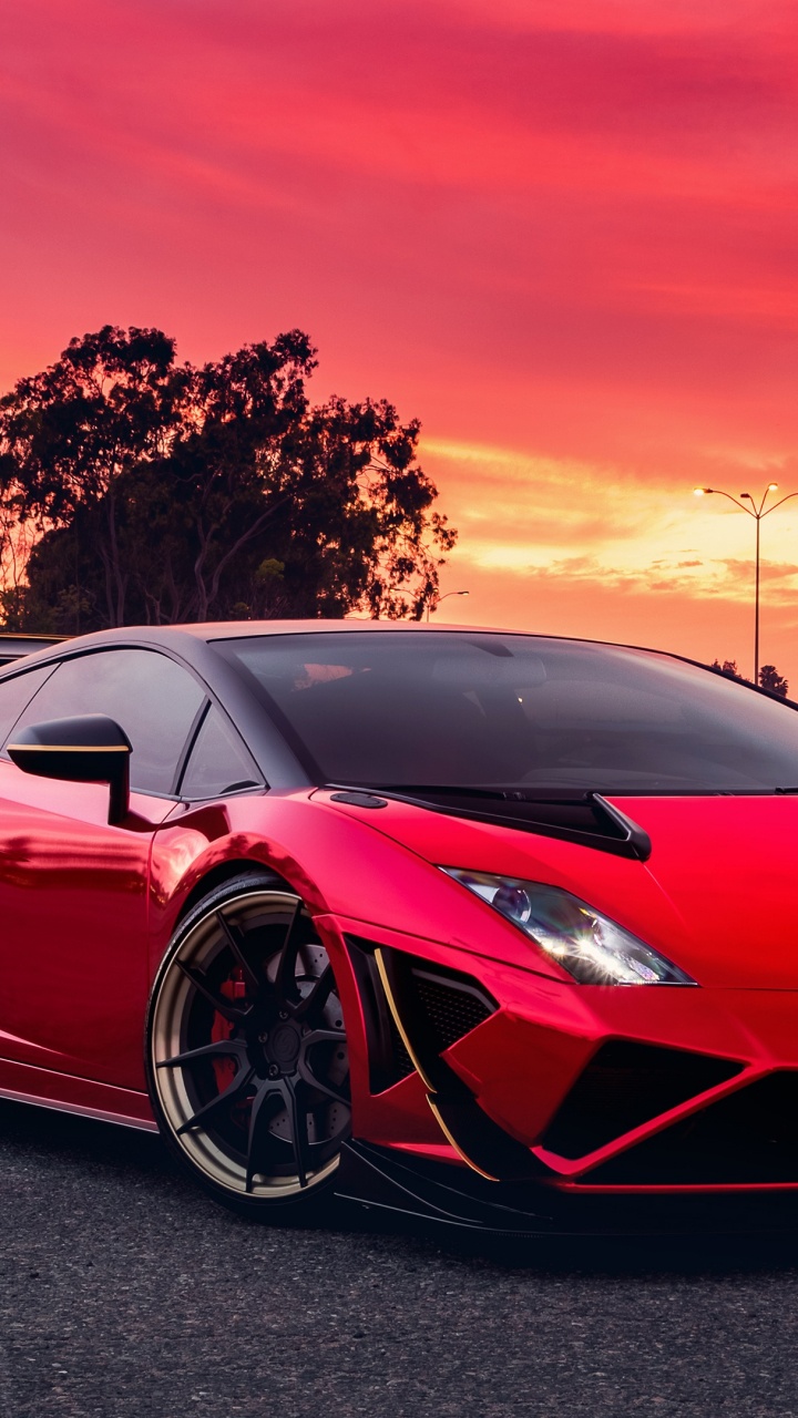 Roter Ferrari 458 Italia Unterwegs Bei Sonnenuntergang. Wallpaper in 720x1280 Resolution