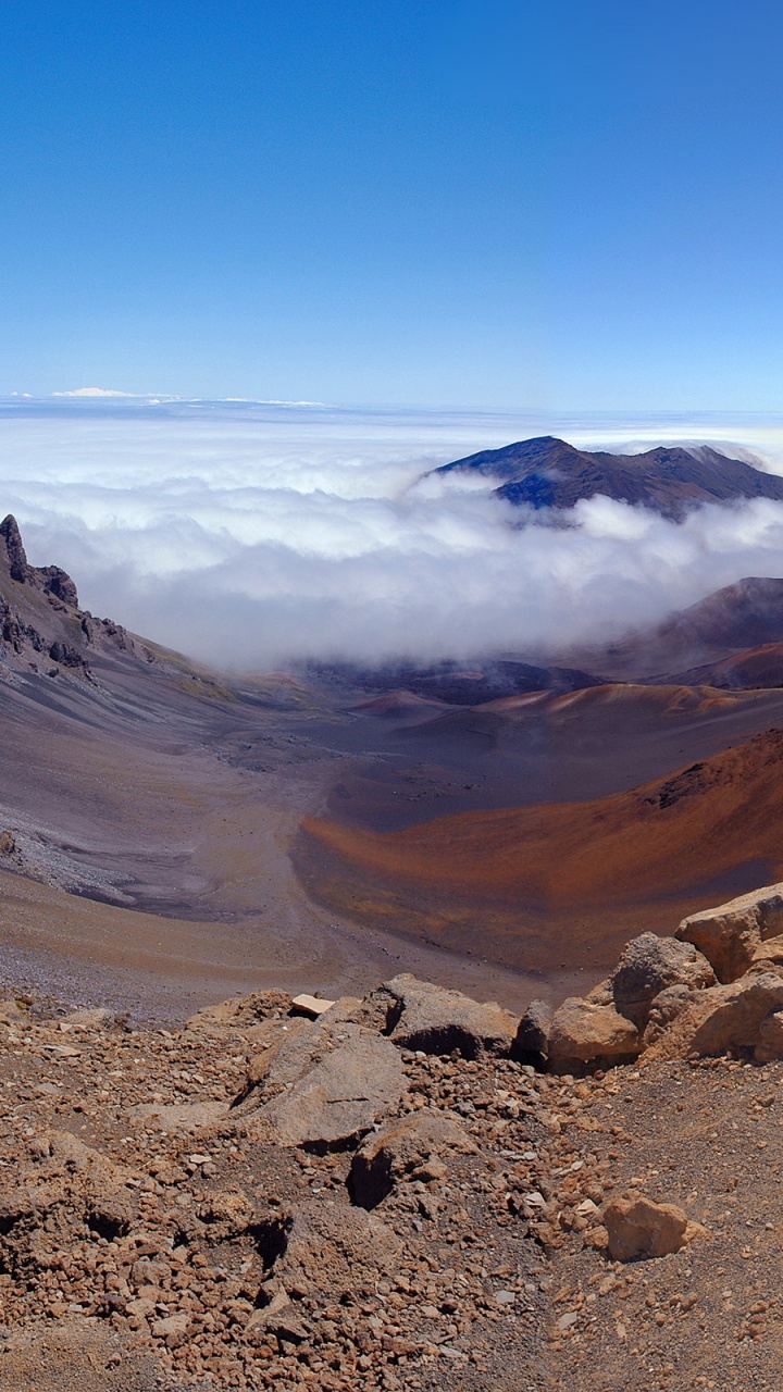 Montaña Rocosa Marrón Bajo un Cielo Azul Durante el Día. Wallpaper in 720x1280 Resolution