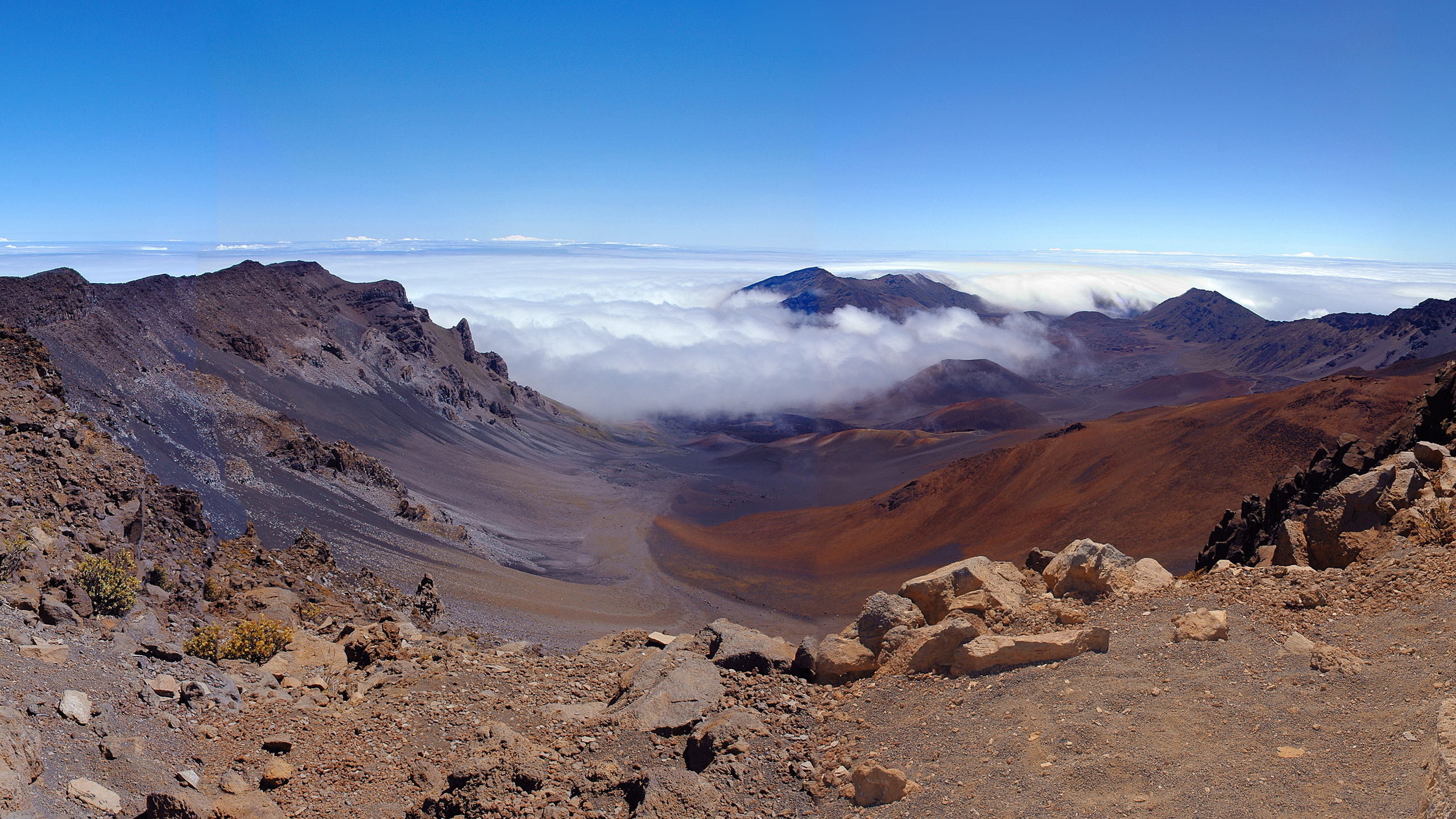 Montagne Rocheuse Brune Sous Ciel Bleu Pendant la Journée. Wallpaper in 2560x1440 Resolution