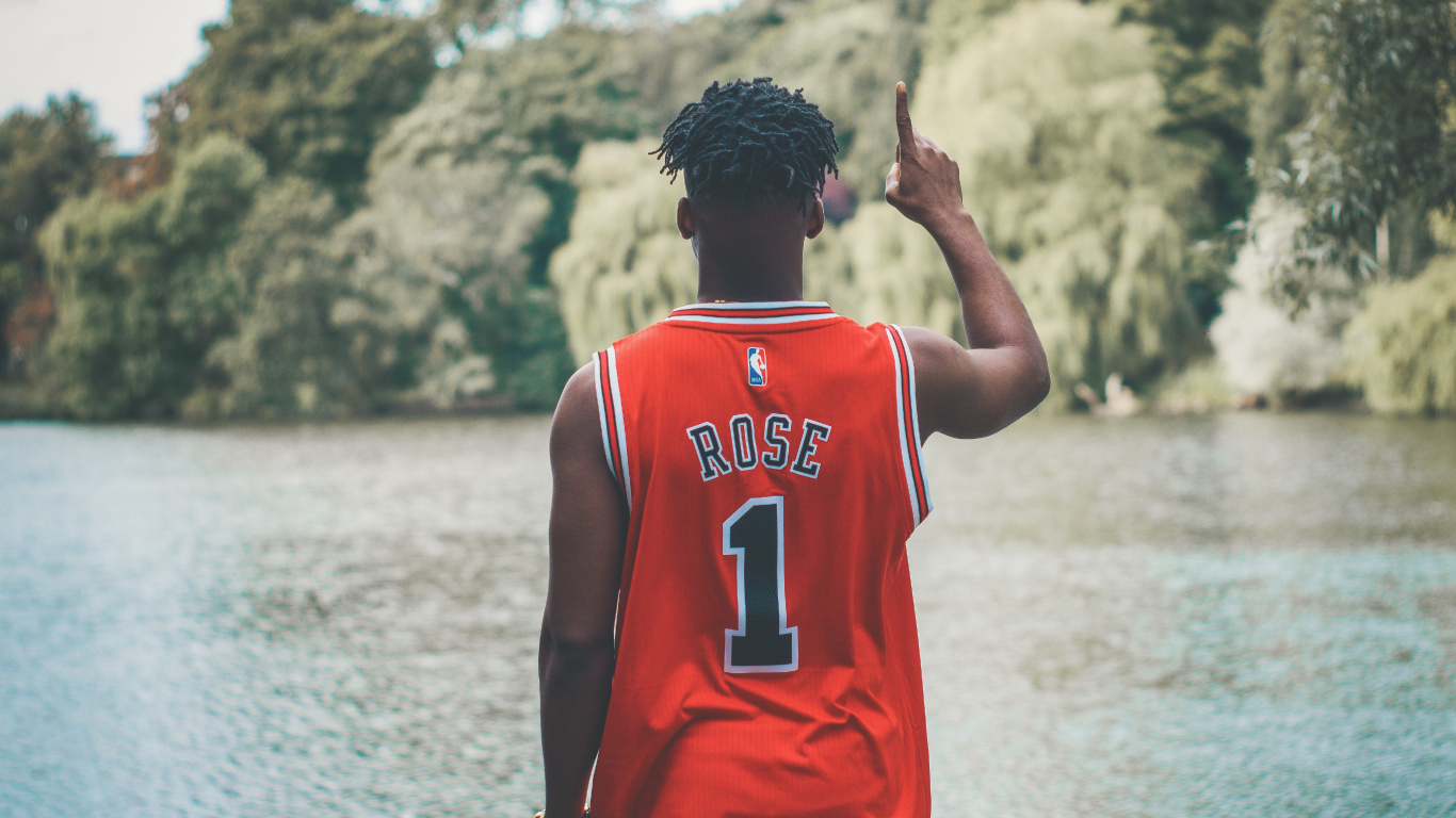 Homme en Chemise Jersey Rouge et Blanc Debout Sur L'eau Pendant la Journée. Wallpaper in 1366x768 Resolution