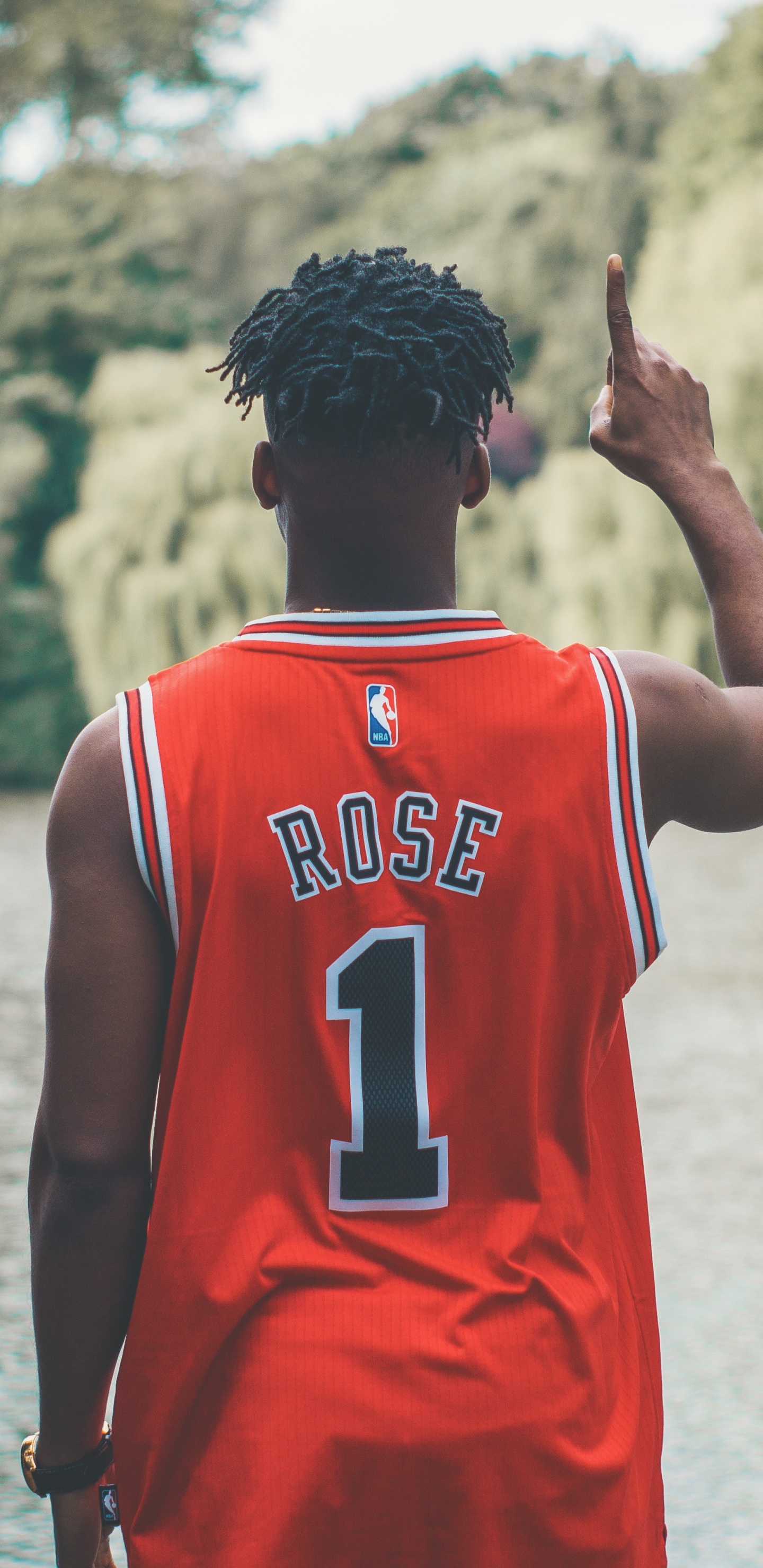 Hombre Con Camiseta Roja y Blanca de Pie Sobre el Agua Durante el Día. Wallpaper in 1440x2960 Resolution