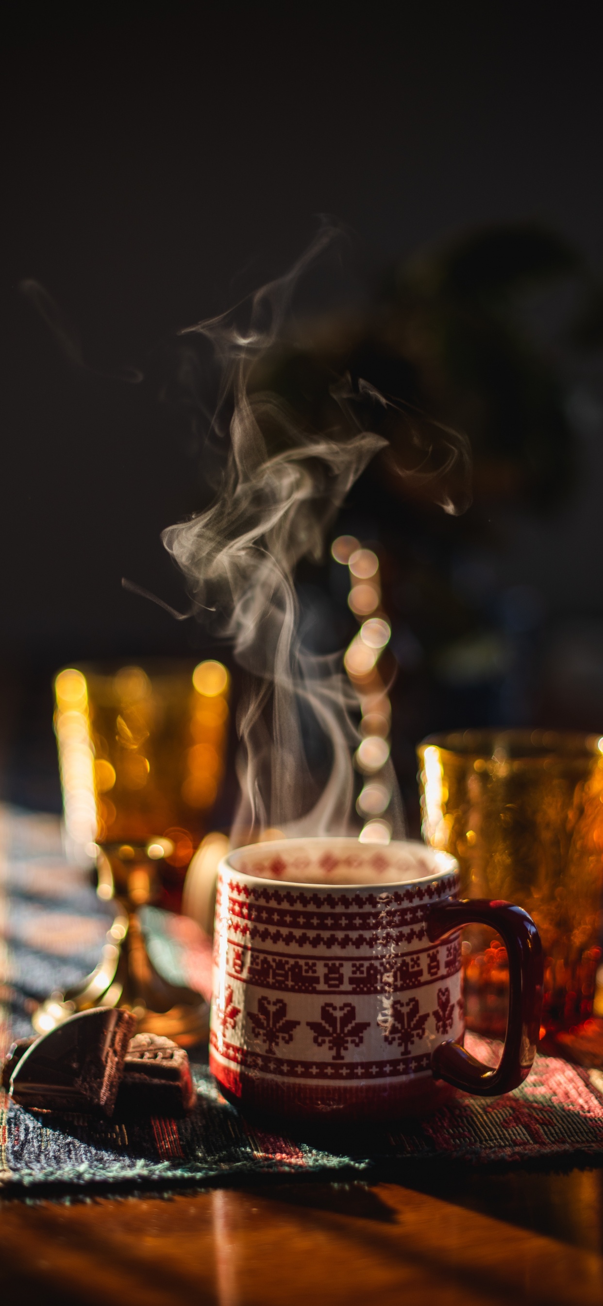 Tasse en Céramique Blanche et Noire Sur Une Table en Bois Marron. Wallpaper in 1242x2688 Resolution