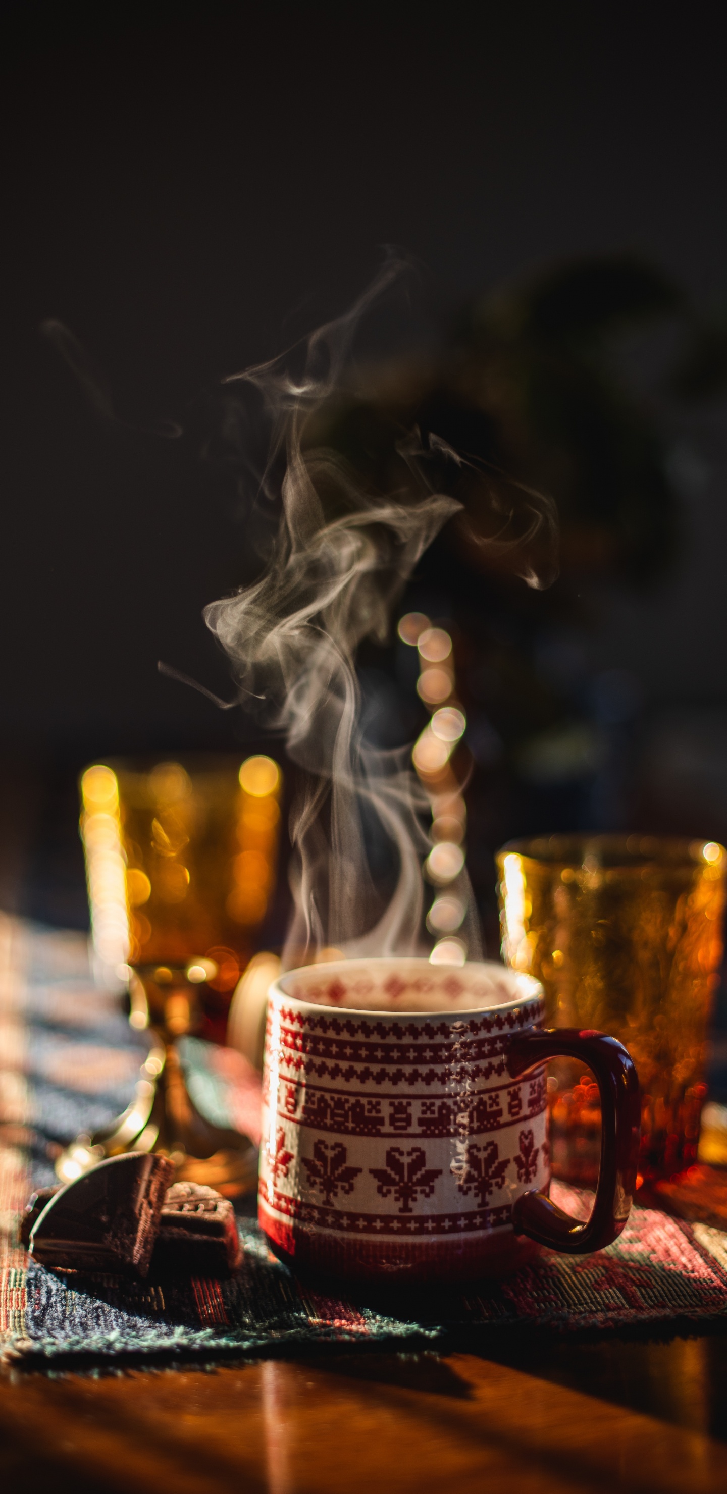 Taza de Cerámica Blanca y Negra Sobre Mesa de Madera Marrón. Wallpaper in 1440x2960 Resolution