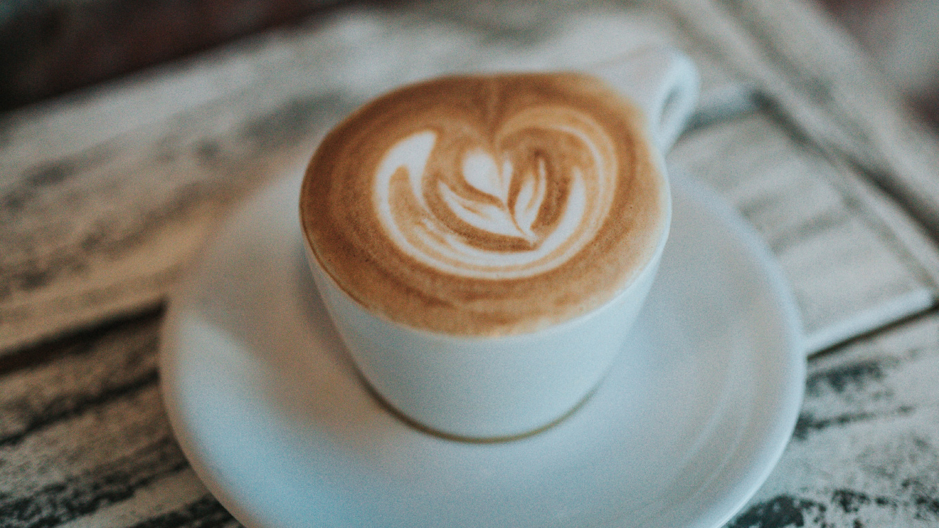 Tasse en Céramique Blanche Avec Soucoupe Sur Table. Wallpaper in 1366x768 Resolution