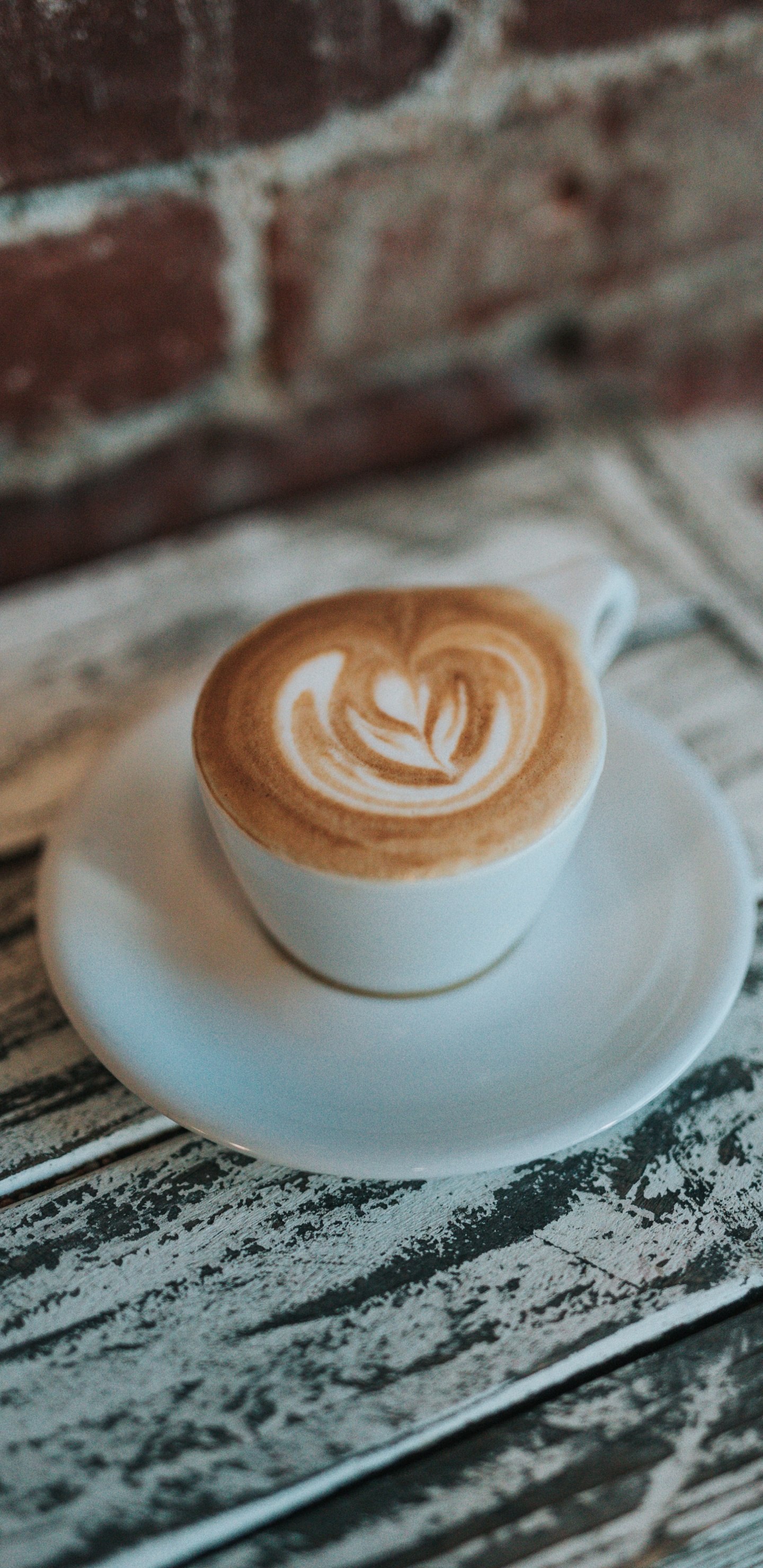 Tasse en Céramique Blanche Avec Soucoupe Sur Table. Wallpaper in 1440x2960 Resolution