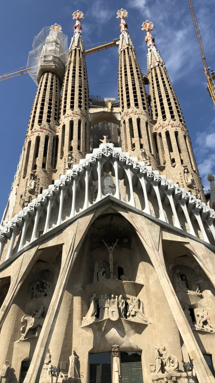 Barcelona, Die Heilige Familie, Architektur, Fassade, Wahrzeichen. Wallpaper in 750x1334 Resolution