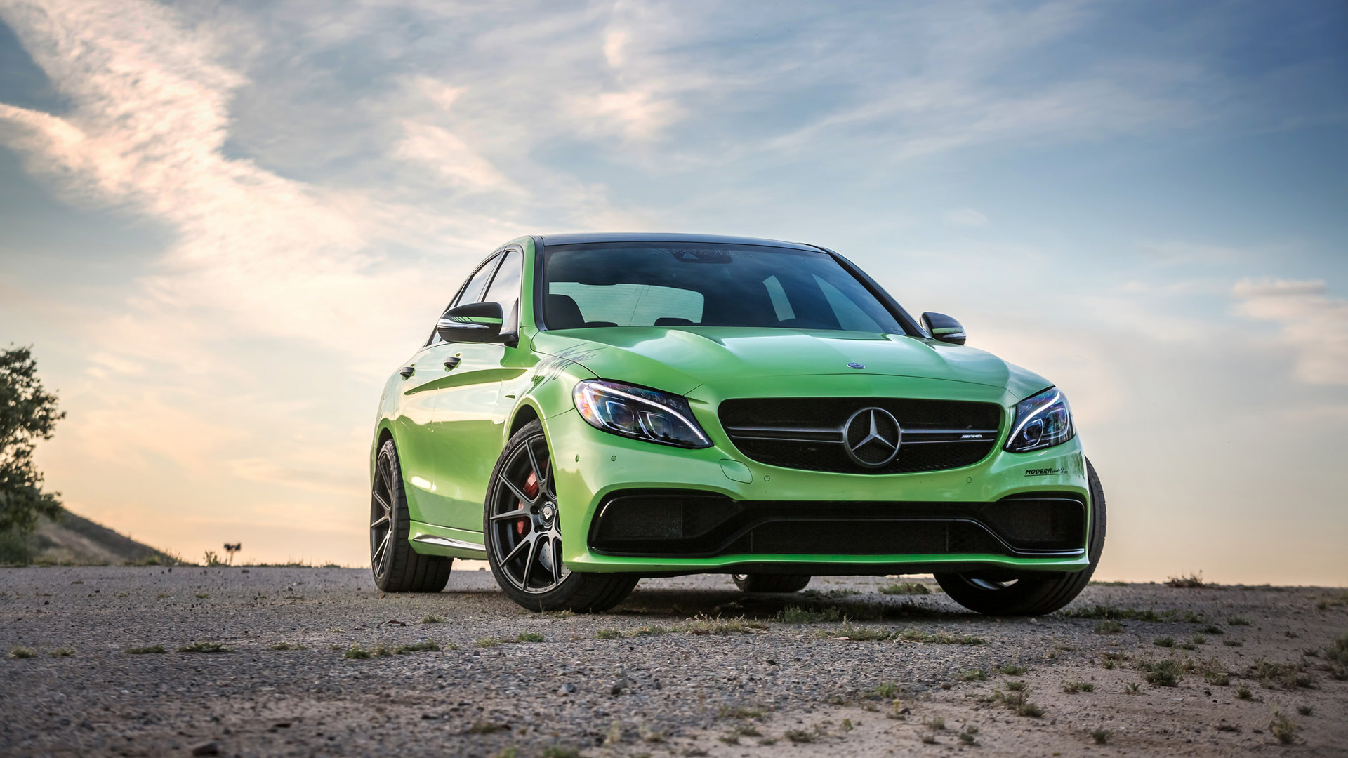 Coupé Bmw m 3 Vert Sur Champ Brun Sous Des Nuages Blancs Pendant la Journée. Wallpaper in 1920x1080 Resolution