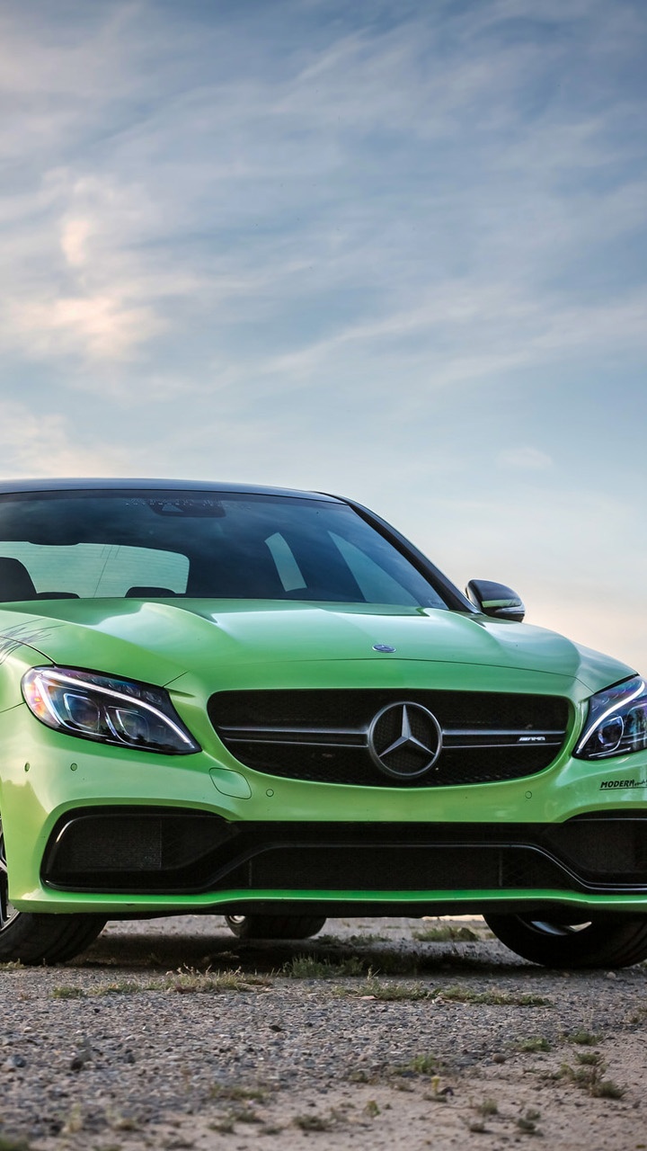 Coupé Bmw m 3 Vert Sur Champ Brun Sous Des Nuages Blancs Pendant la Journée. Wallpaper in 720x1280 Resolution