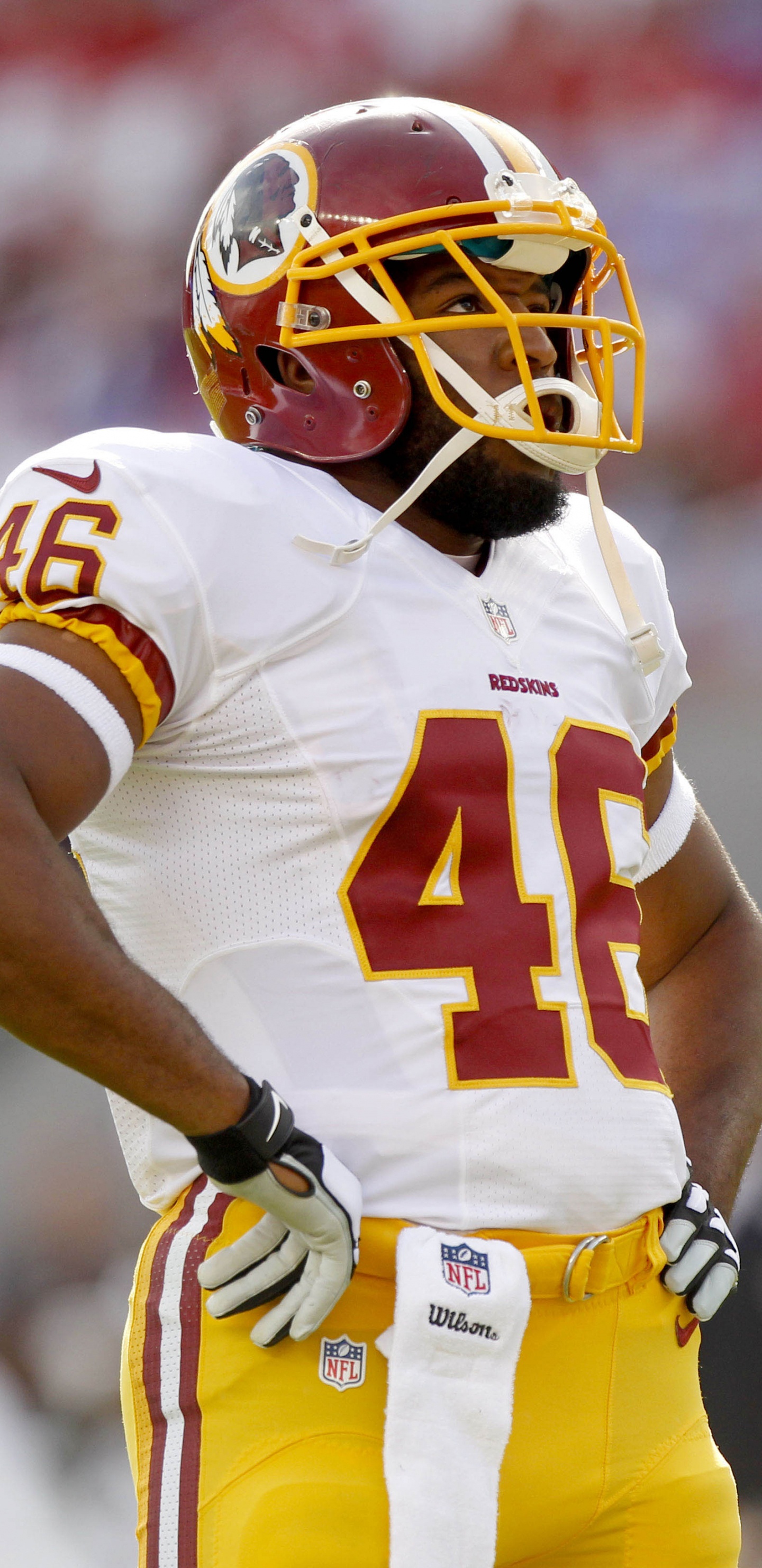 Football Player in Yellow Jersey Shirt. Wallpaper in 1440x2960 Resolution