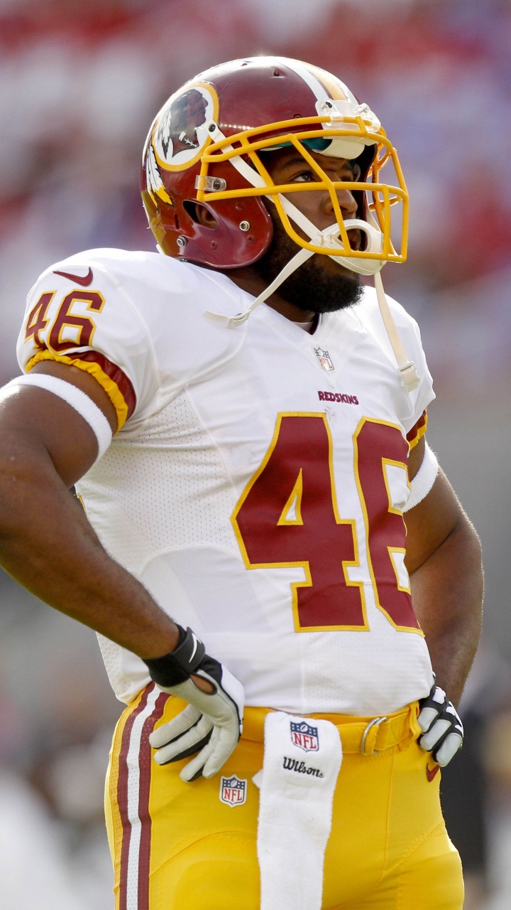 Football Player in Yellow Jersey Shirt. Wallpaper in 720x1280 Resolution