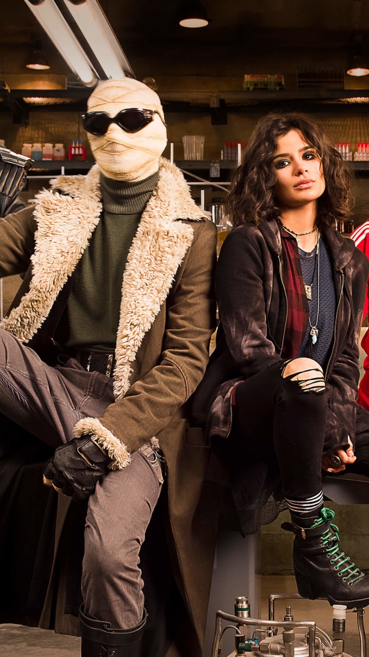 3 Mujeres y 2 Hombres de Pie Junto al Carrito de la Compra de Acero Inoxidable. Wallpaper in 720x1280 Resolution