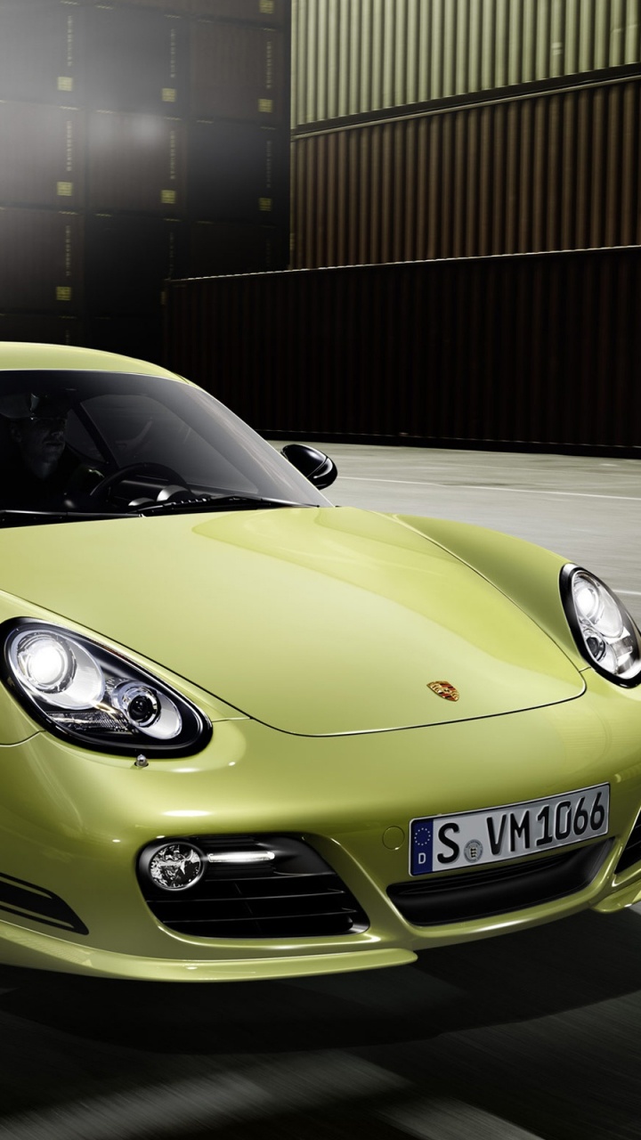 Porsche 911 Jaune Garée Dans un Garage. Wallpaper in 720x1280 Resolution