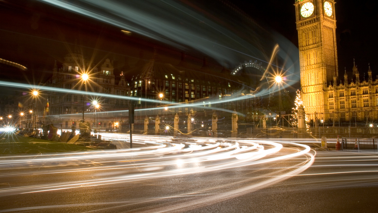 Zeitraffer-Fotografie Der Stadtstraße Während Der Nachtzeit. Wallpaper in 1280x720 Resolution