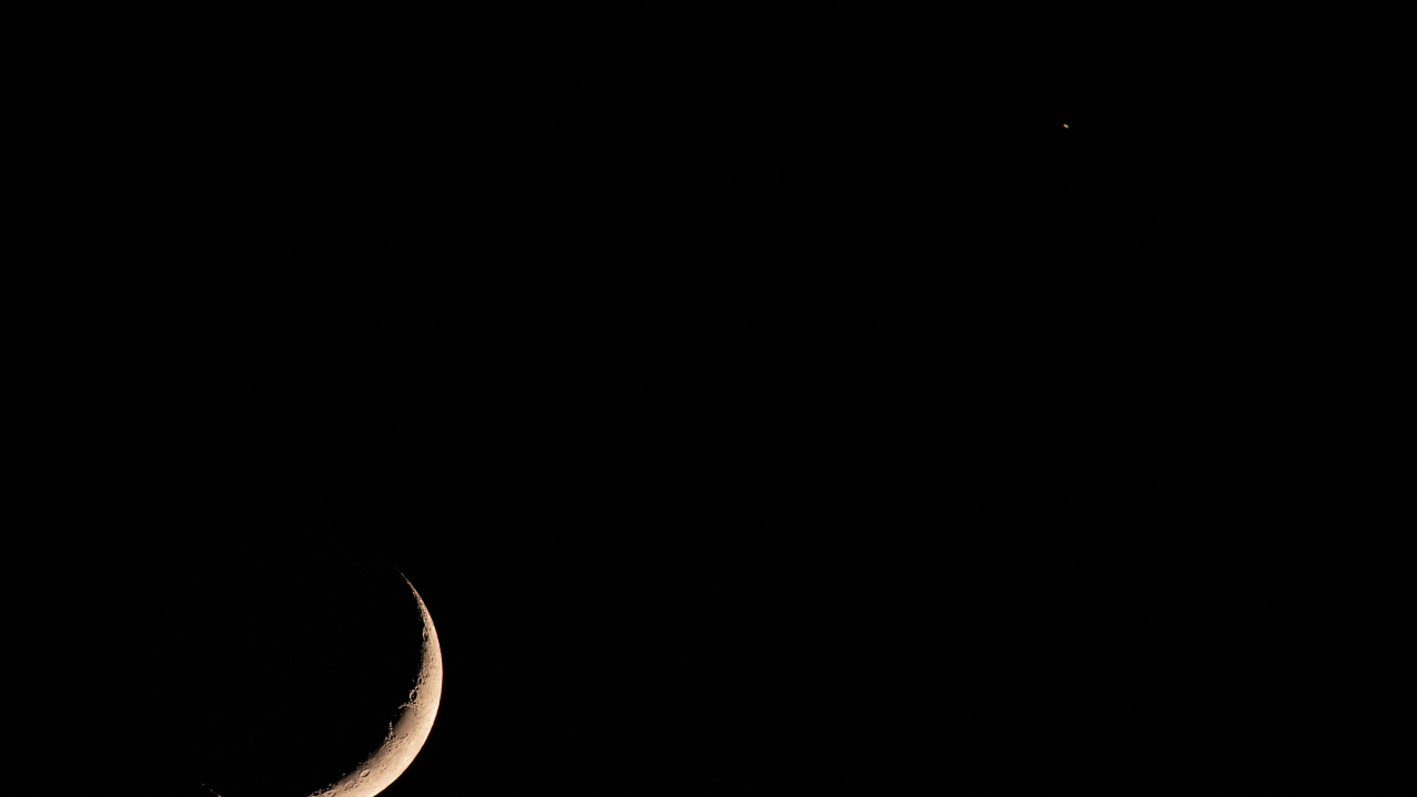 Black and White Crescent Moon. Wallpaper in 1280x720 Resolution