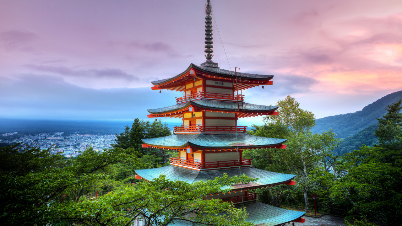 Templo Pagoda Cerca de Árboles Verdes Bajo un Cielo Nublado Durante el Día. Wallpaper in 1280x720 Resolution