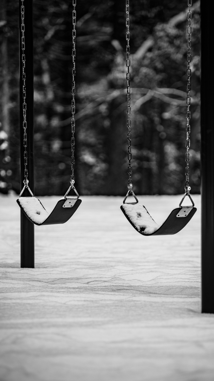 Photographie en Niveaux de Gris D'une Balançoire. Wallpaper in 750x1334 Resolution