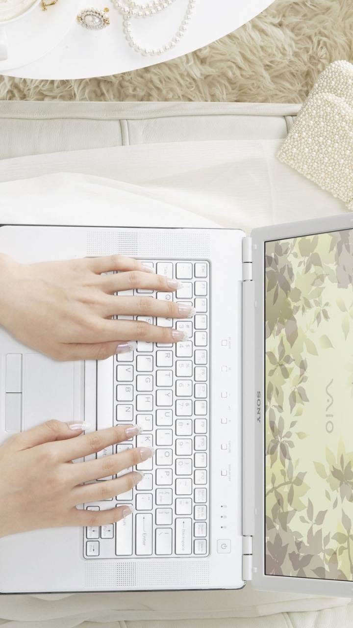 Person Using White Laptop Computer. Wallpaper in 720x1280 Resolution