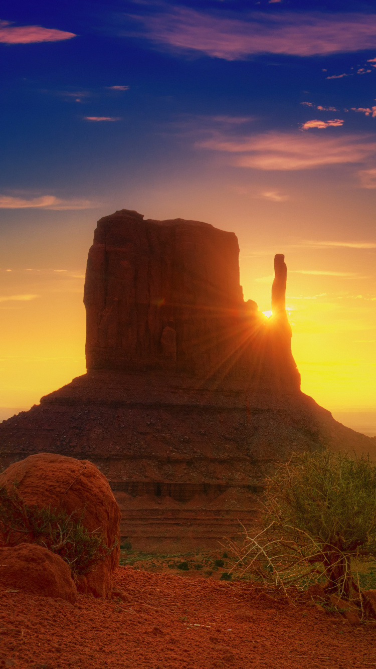 Formation de Roche Brune Pendant le Coucher du Soleil. Wallpaper in 750x1334 Resolution