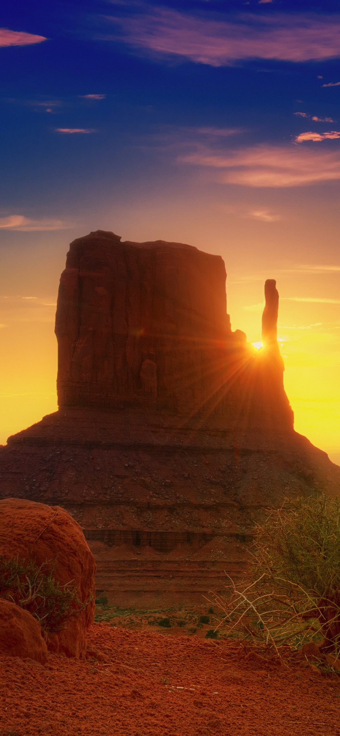 Braune Felsformation Bei Sonnenuntergang. Wallpaper in 1125x2436 Resolution