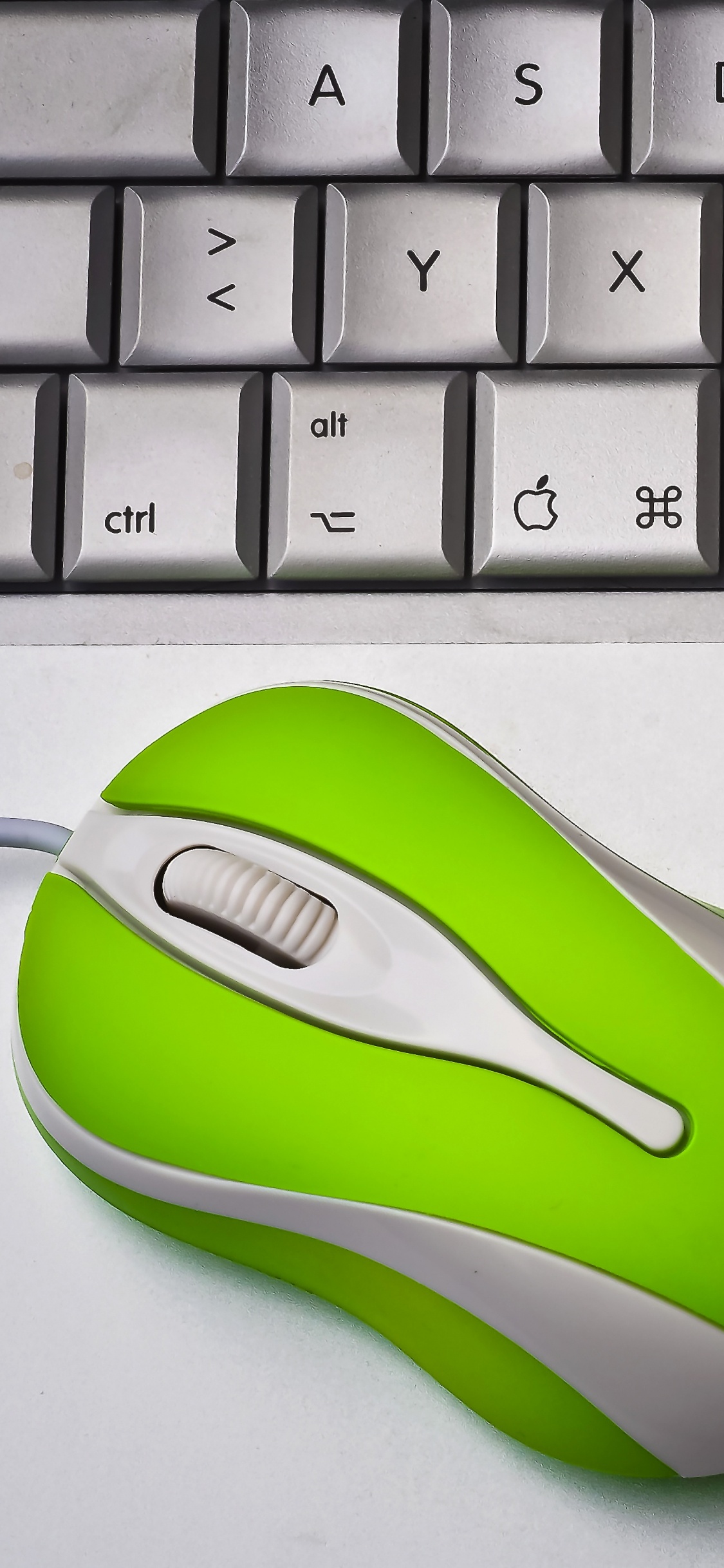 Souris D'ordinateur Verte et Noire. Wallpaper in 1125x2436 Resolution