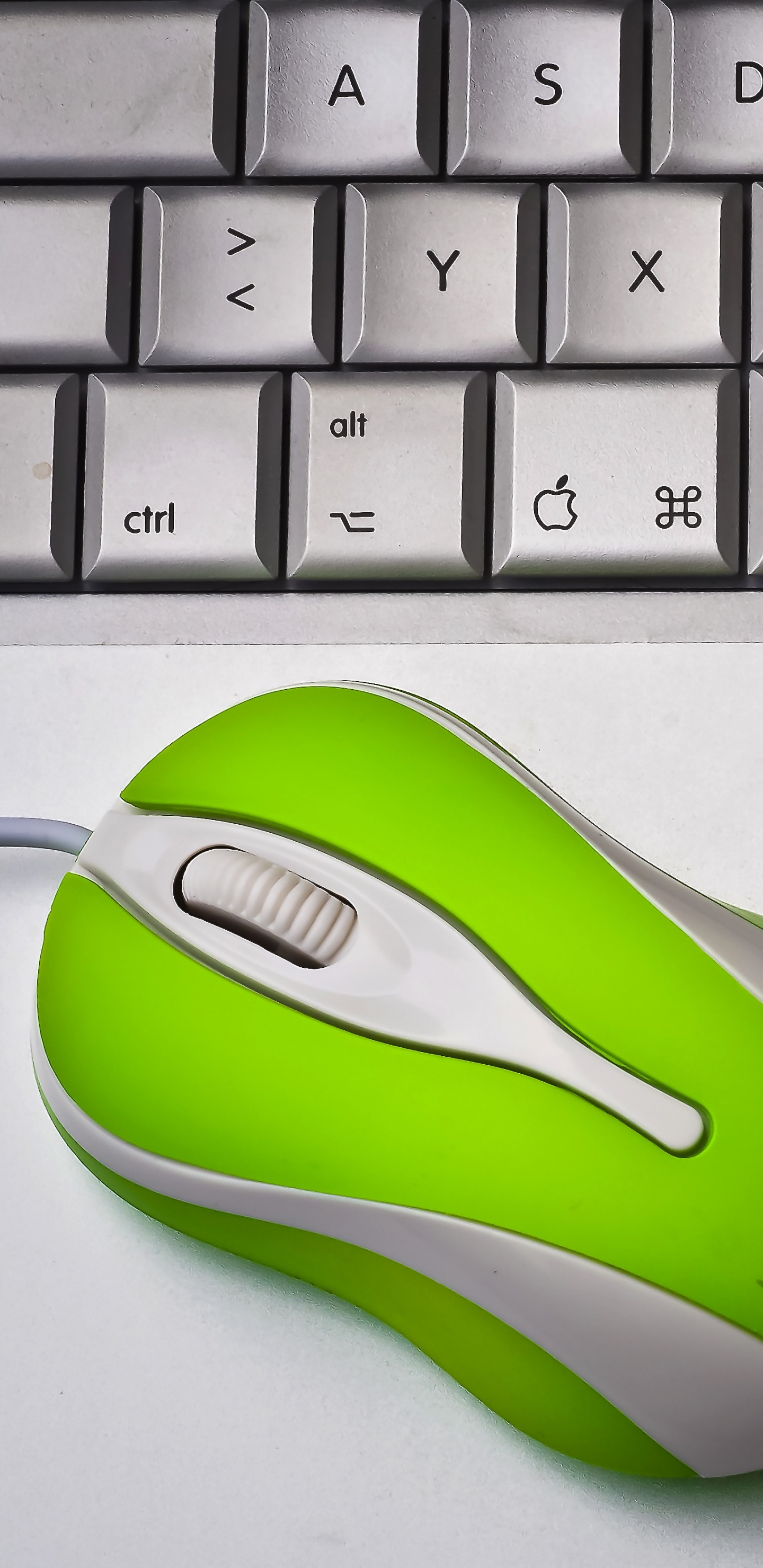 Souris D'ordinateur Verte et Noire. Wallpaper in 1440x2960 Resolution