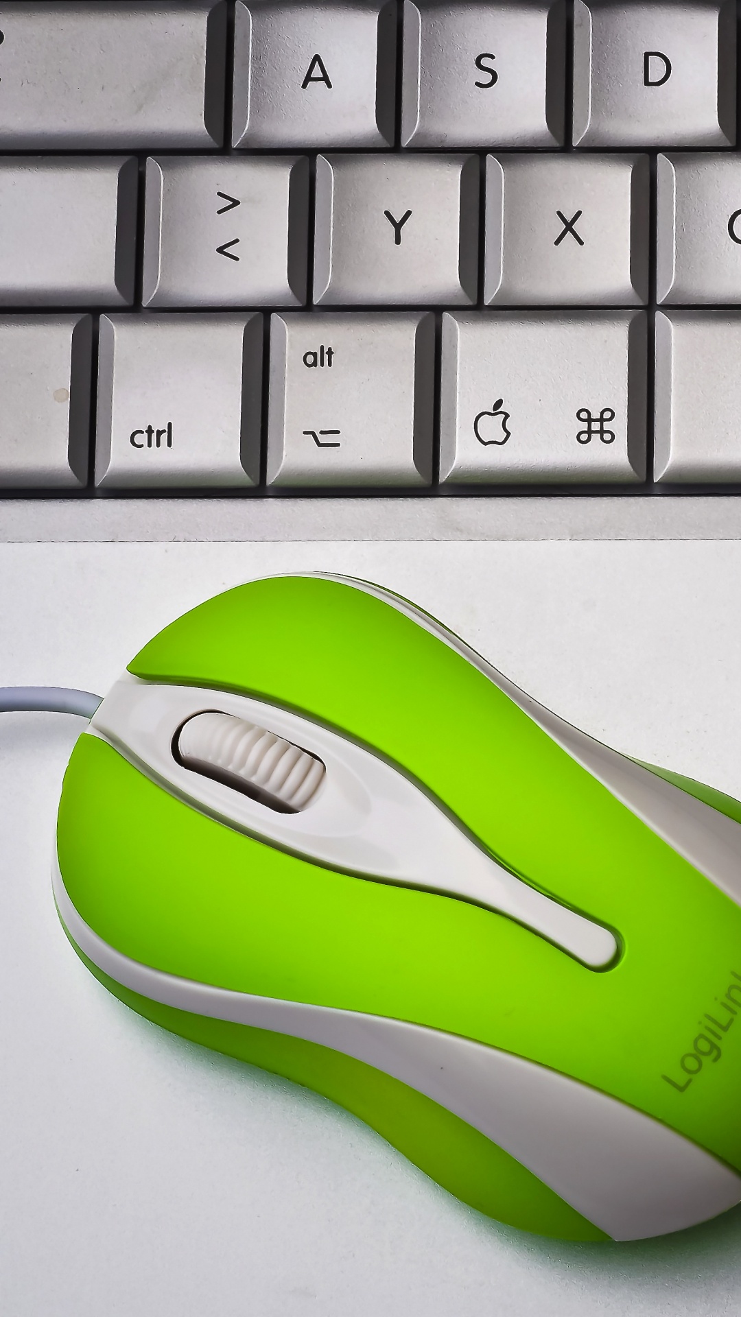 Grüne Und Schwarze Computermaus. Wallpaper in 1080x1920 Resolution