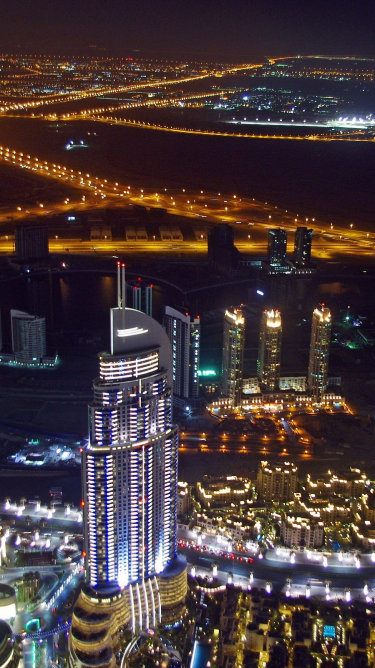 Vista Aérea de la Ciudad Durante la Noche.. Wallpaper in 750x1334 Resolution