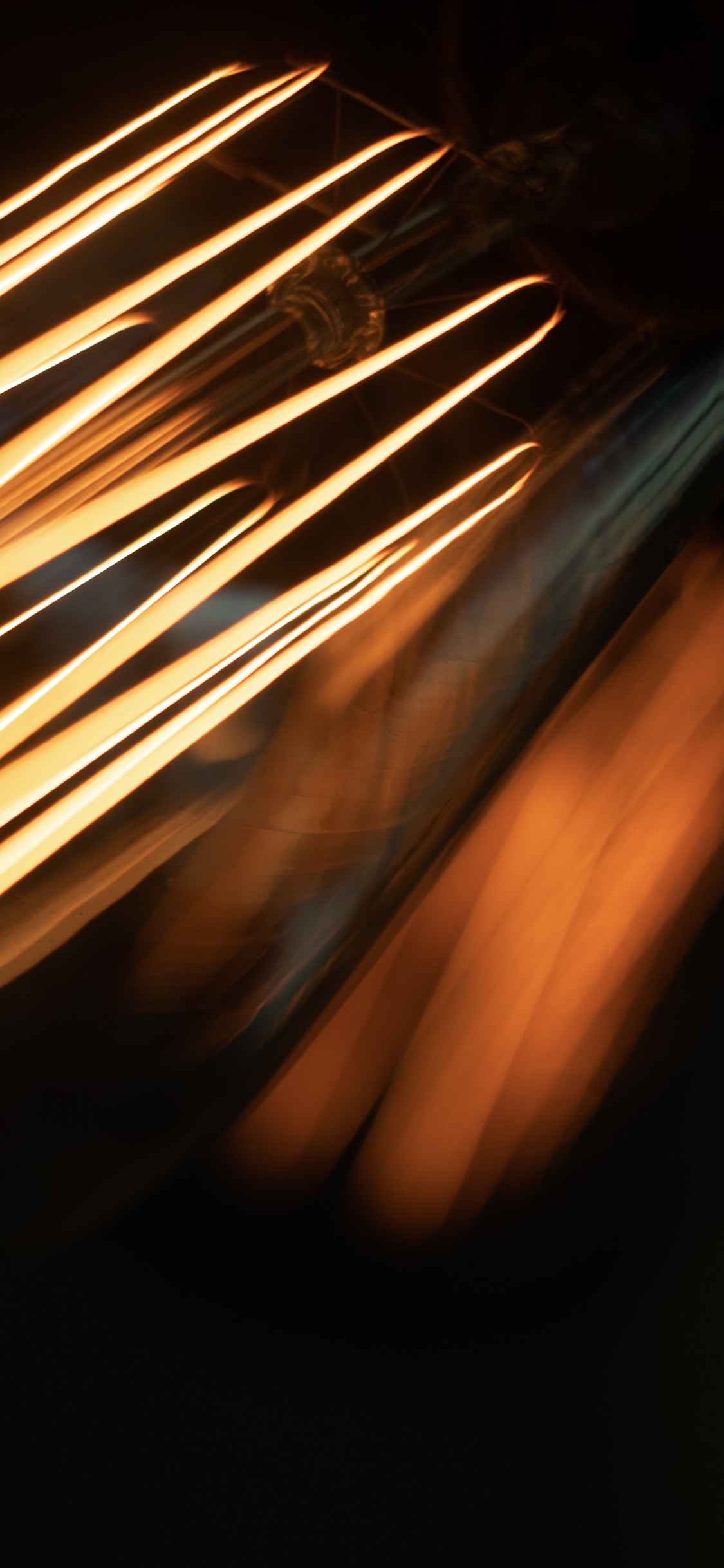 Lumière Orange Dans Une Pièce Sombre. Wallpaper in 1125x2436 Resolution