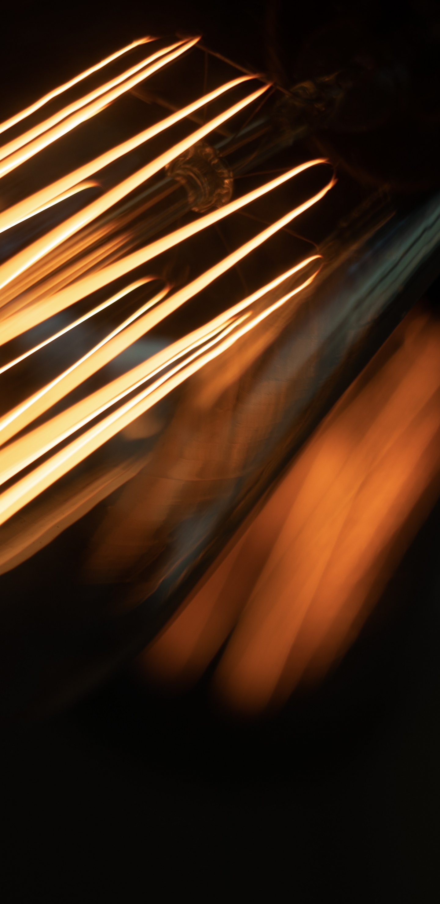 Lumière Orange Dans Une Pièce Sombre. Wallpaper in 1440x2960 Resolution