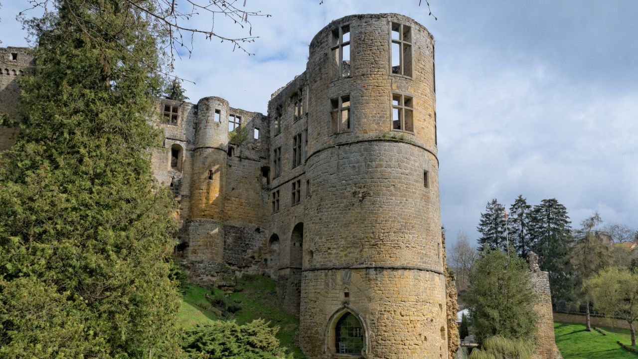 Château de Briques Brunes Sur Terrain D'herbe Verte. Wallpaper in 1280x720 Resolution