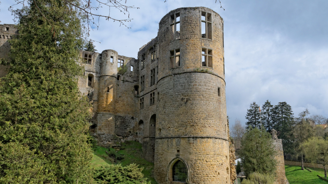 Château de Briques Brunes Sur Terrain D'herbe Verte. Wallpaper in 1366x768 Resolution