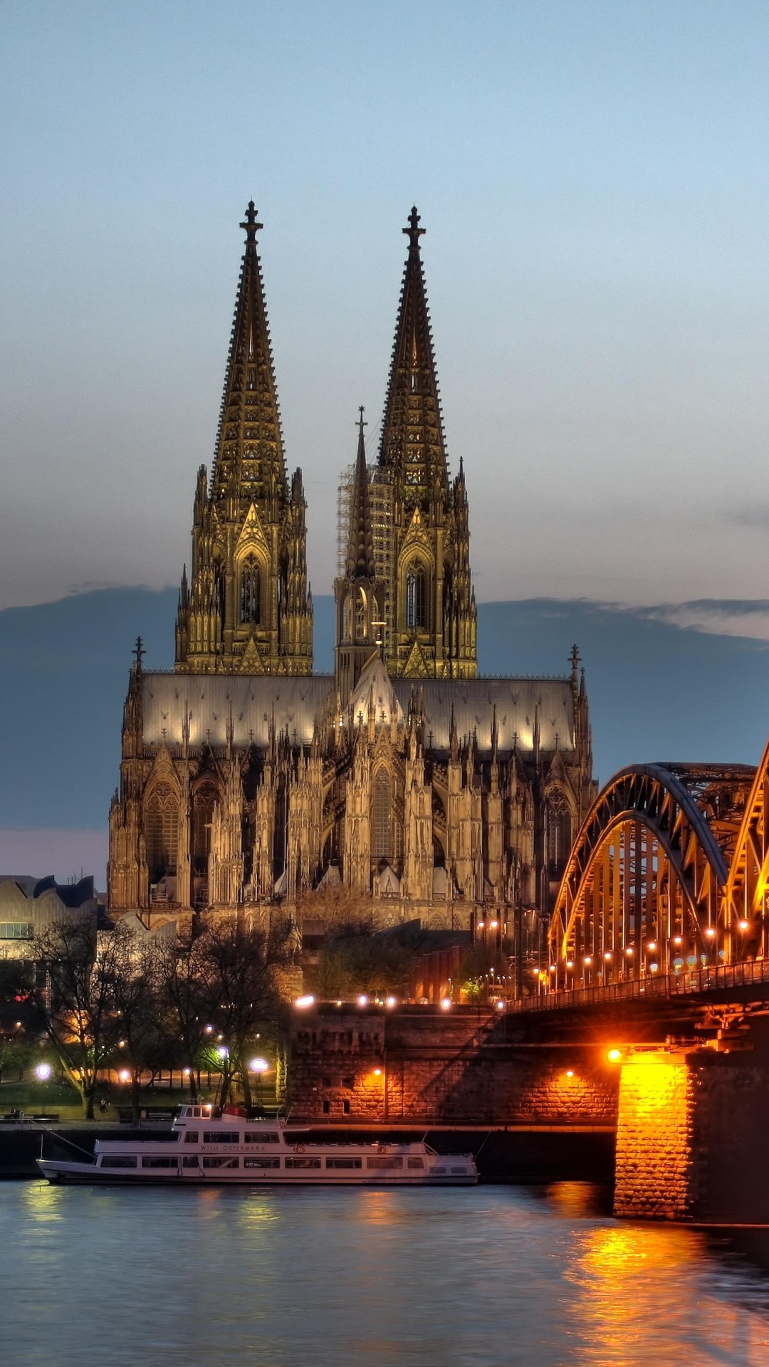 Puente de Hormigón Marrón Sobre el Río Durante la Noche. Wallpaper in 1080x1920 Resolution