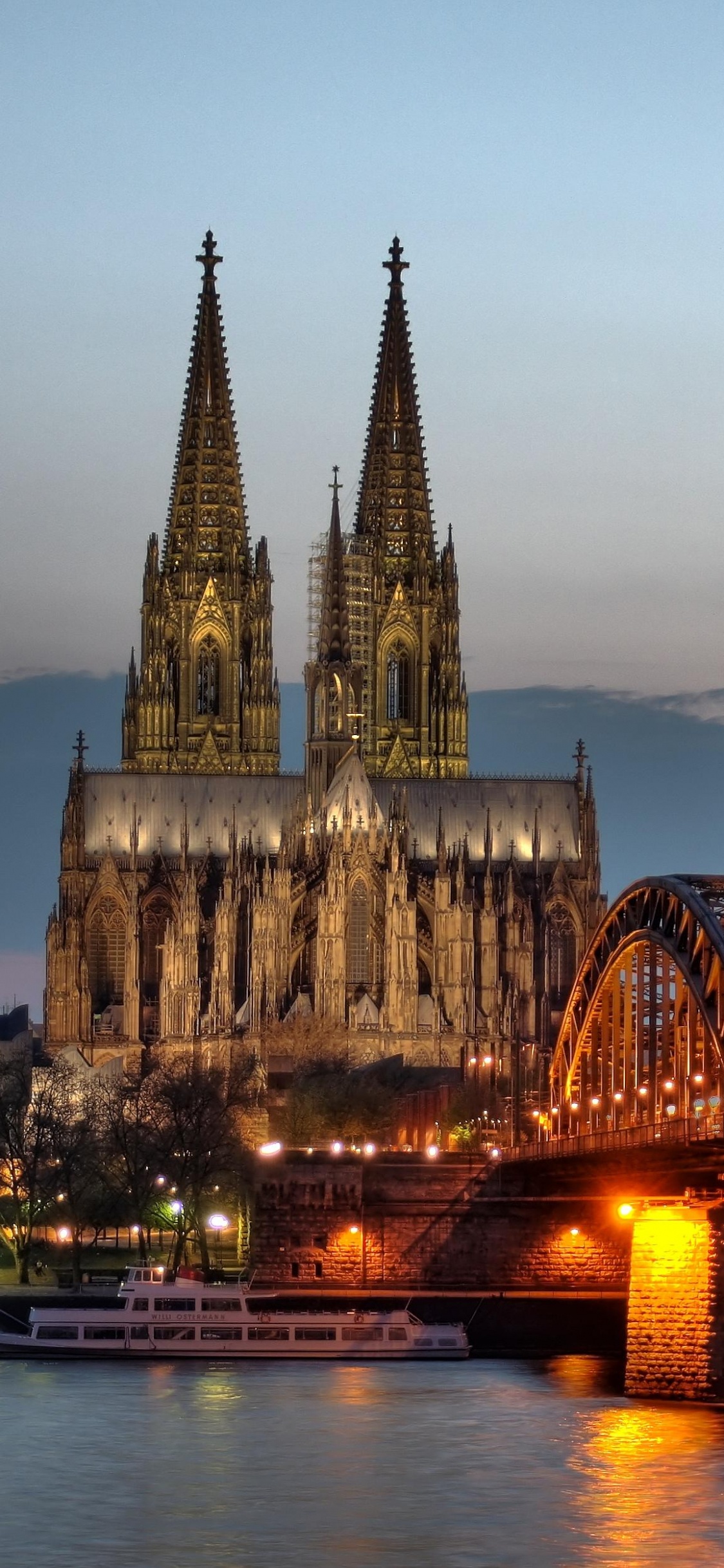 Braune Betonbrücke Über Den Fluss Während Der Nacht. Wallpaper in 1125x2436 Resolution