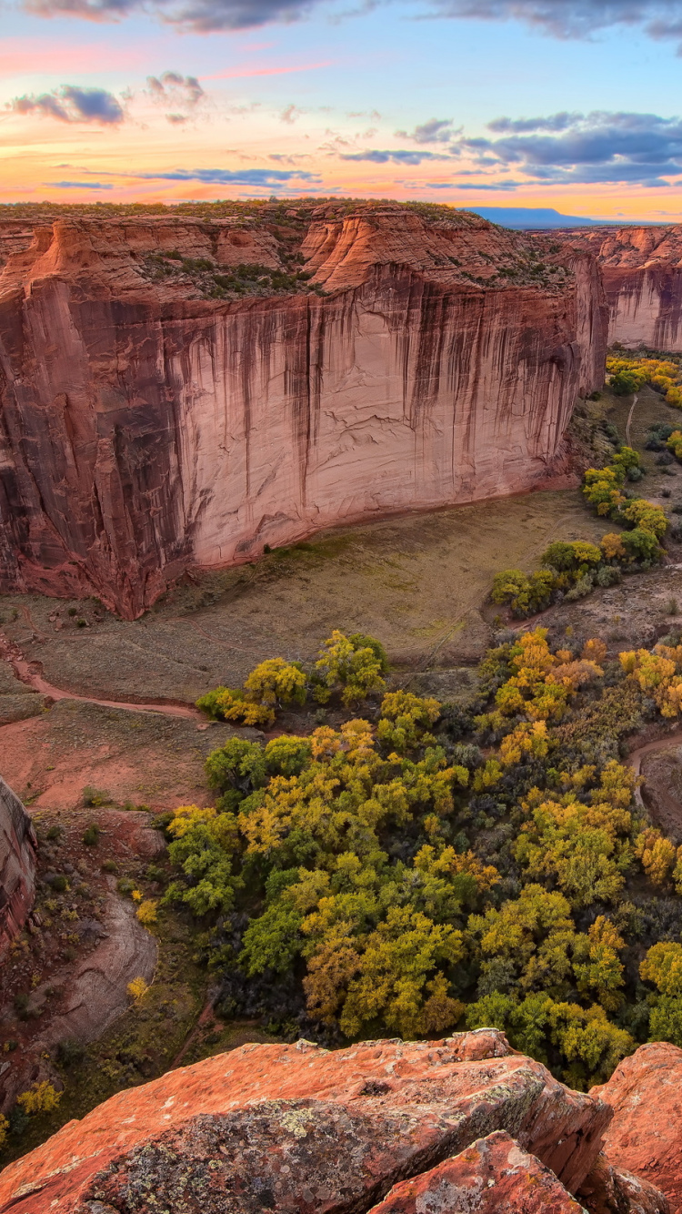 Brauner Felsiger Berg Unter Blauem Himmel Tagsüber. Wallpaper in 750x1334 Resolution