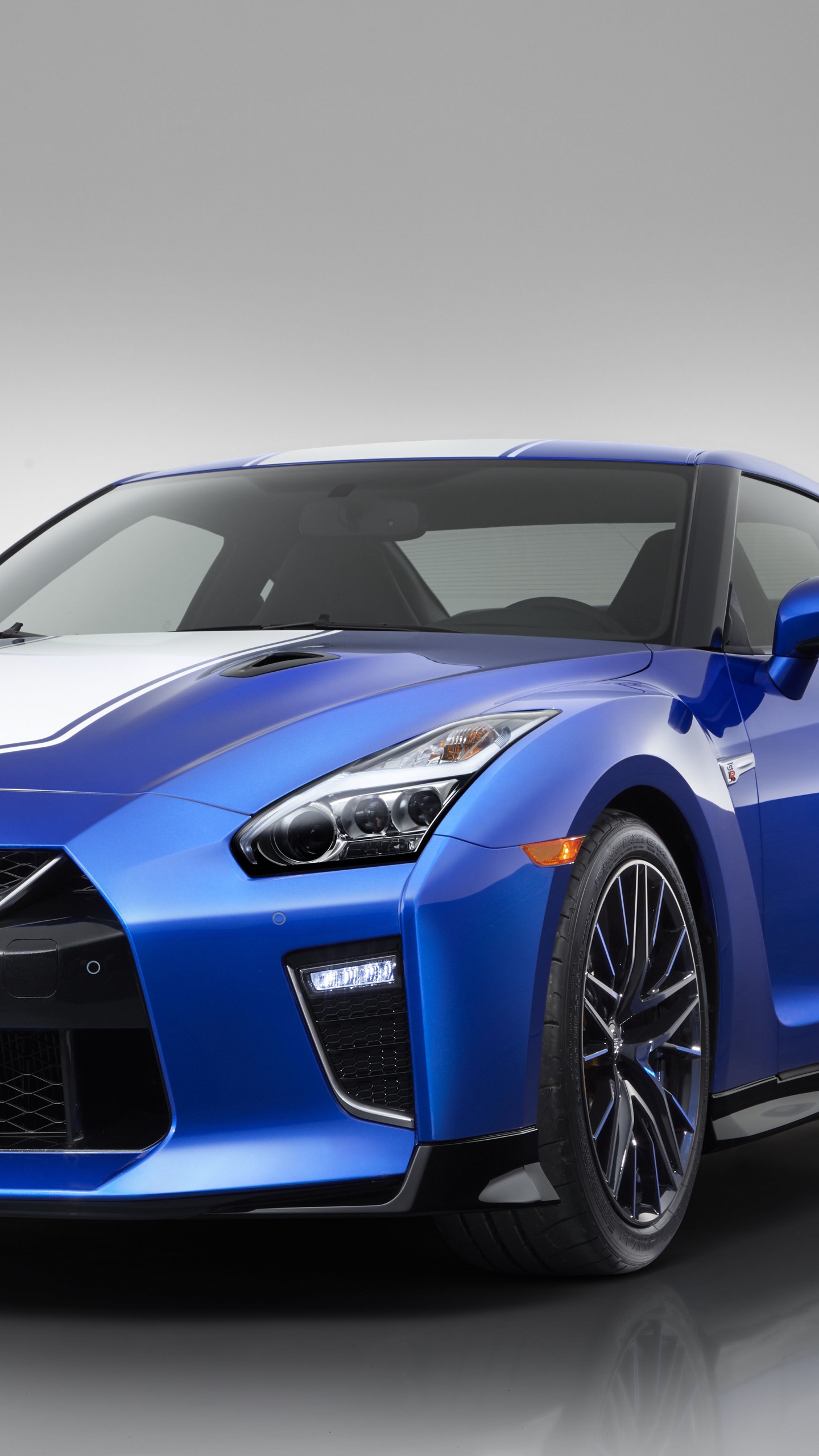 Blauer Porsche 911 Auf Weißem Hintergrund. Wallpaper in 1440x2560 Resolution