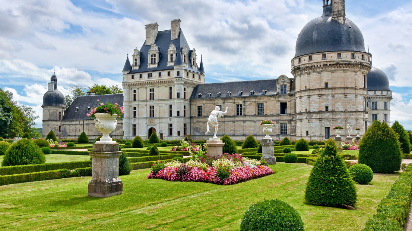 Graues Betongebäude Unter Blauem Himmel Tagsüber. Wallpaper in 1366x768 Resolution