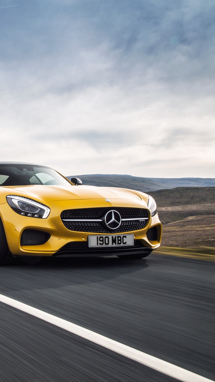 Gelbes Audi Coupé Unterwegs Unter Weißen Wolken Tagsüber. Wallpaper in 720x1280 Resolution