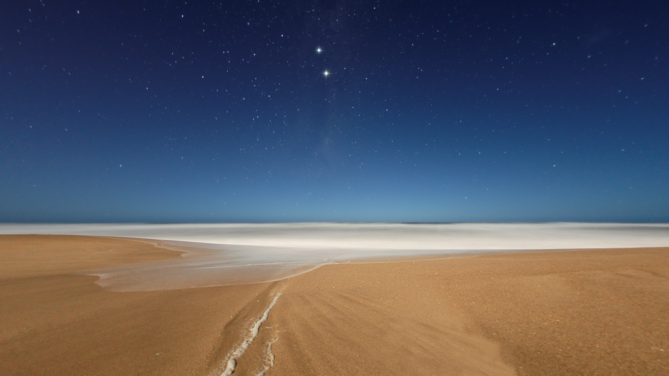 Tagsüber Brauner Sand Unter Blauem Himmel. Wallpaper in 2560x1440 Resolution