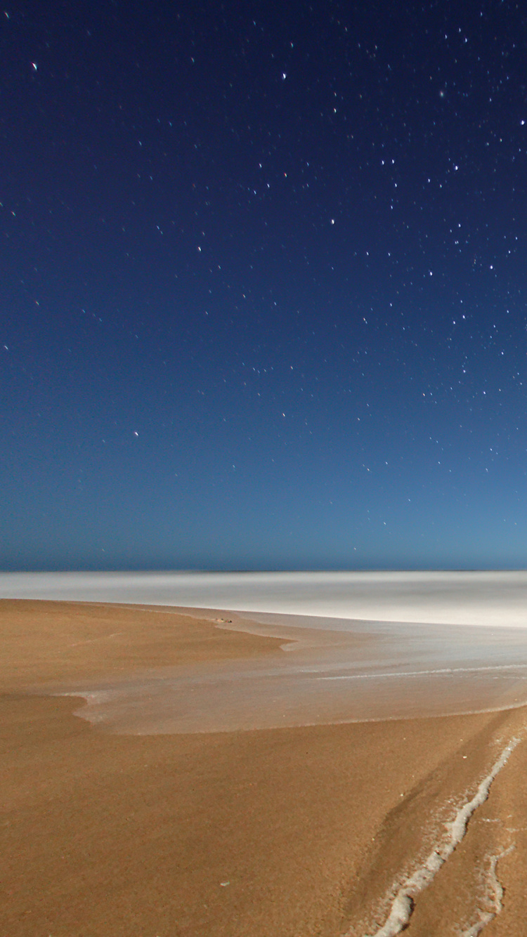 Tagsüber Brauner Sand Unter Blauem Himmel. Wallpaper in 750x1334 Resolution