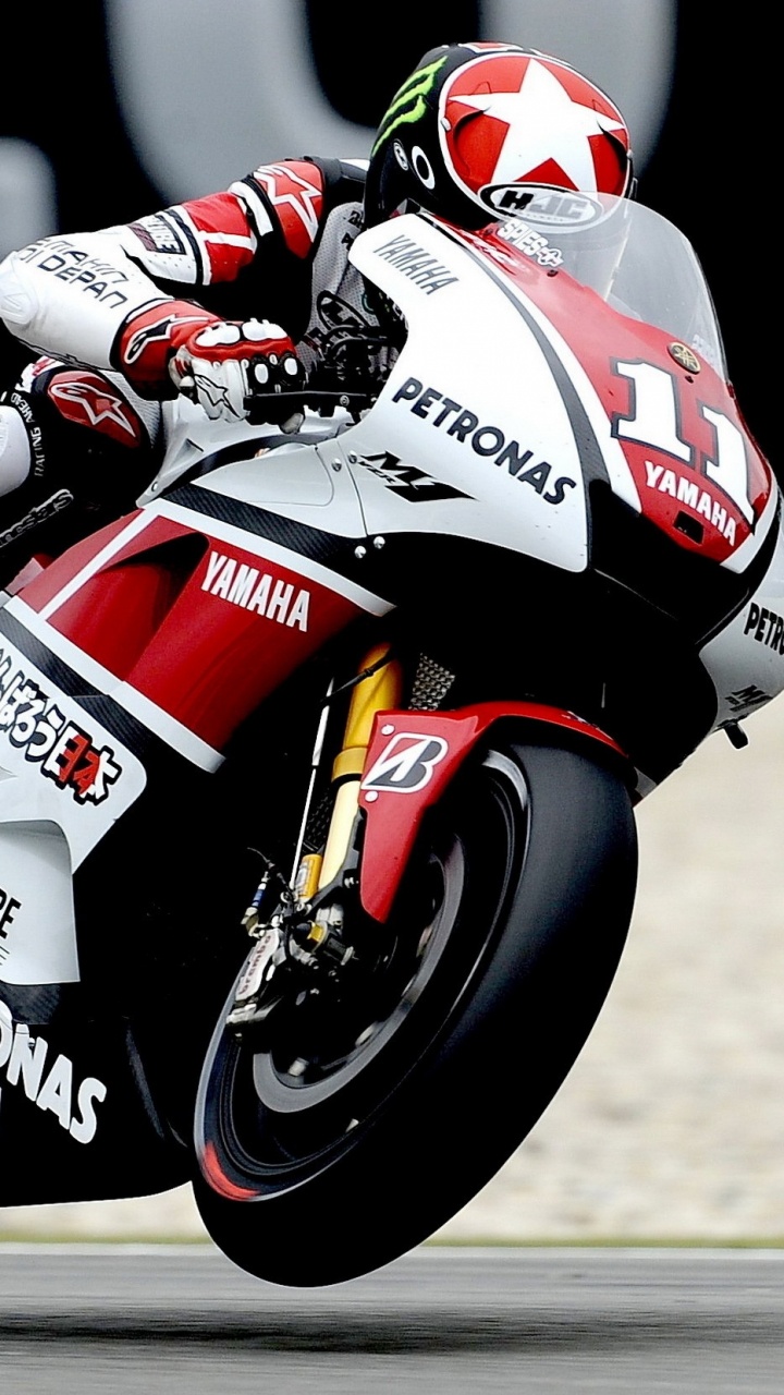 Homme Monté Sur un Vélo de Sport Rouge et Blanc. Wallpaper in 720x1280 Resolution