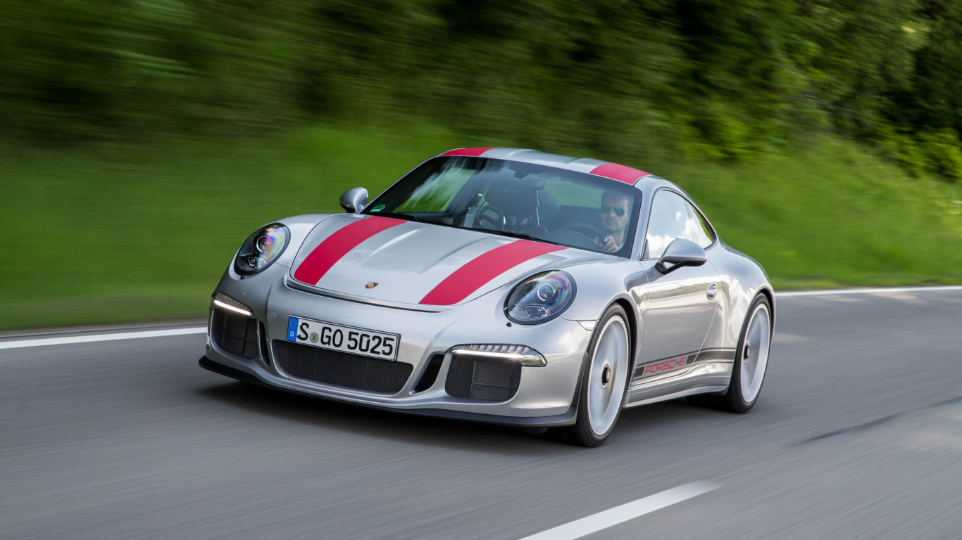 Weißer Porsche 911 Tagsüber Unterwegs. Wallpaper in 1366x768 Resolution