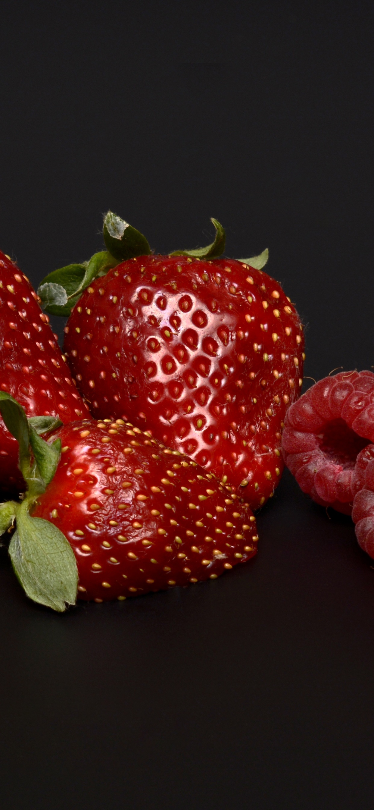 Erdbeeren Und Schwarze Beeren Auf Weißer Fläche. Wallpaper in 1242x2688 Resolution