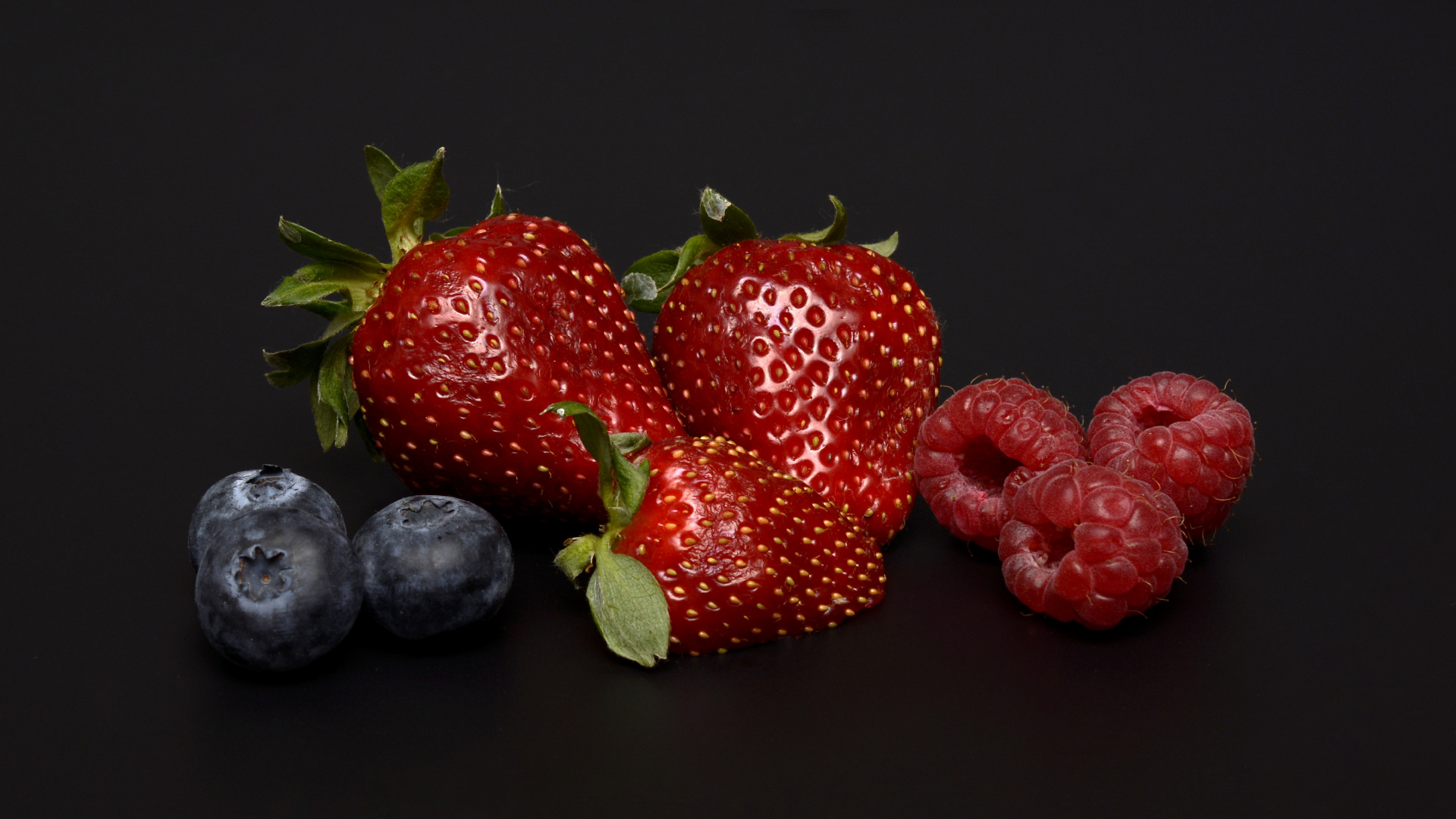 Fraises et Baies Noires Sur Une Surface Blanche. Wallpaper in 1920x1080 Resolution