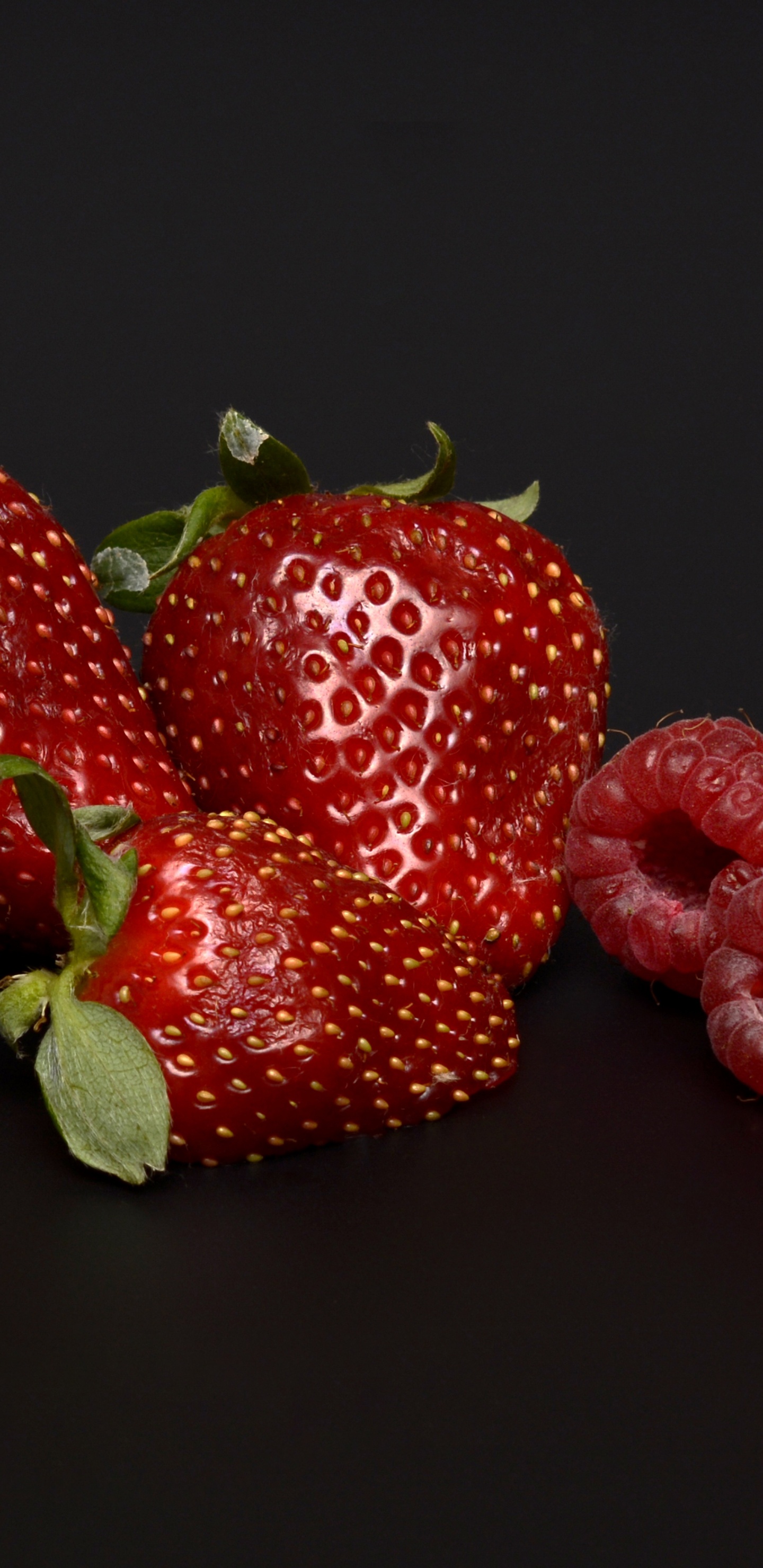 Fresas y Bayas Negras Sobre Superficie Blanca. Wallpaper in 1440x2960 Resolution