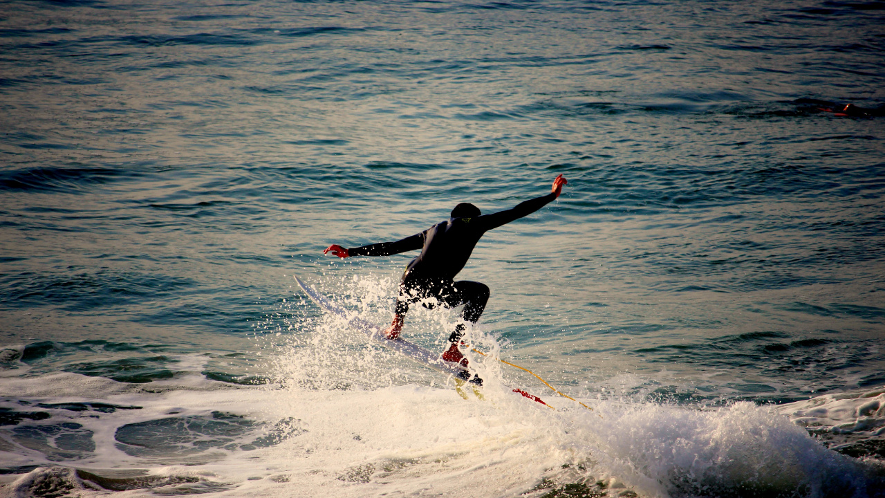 Homme Surfant Sur Les Vagues de la Mer Pendant la Journée. Wallpaper in 1280x720 Resolution