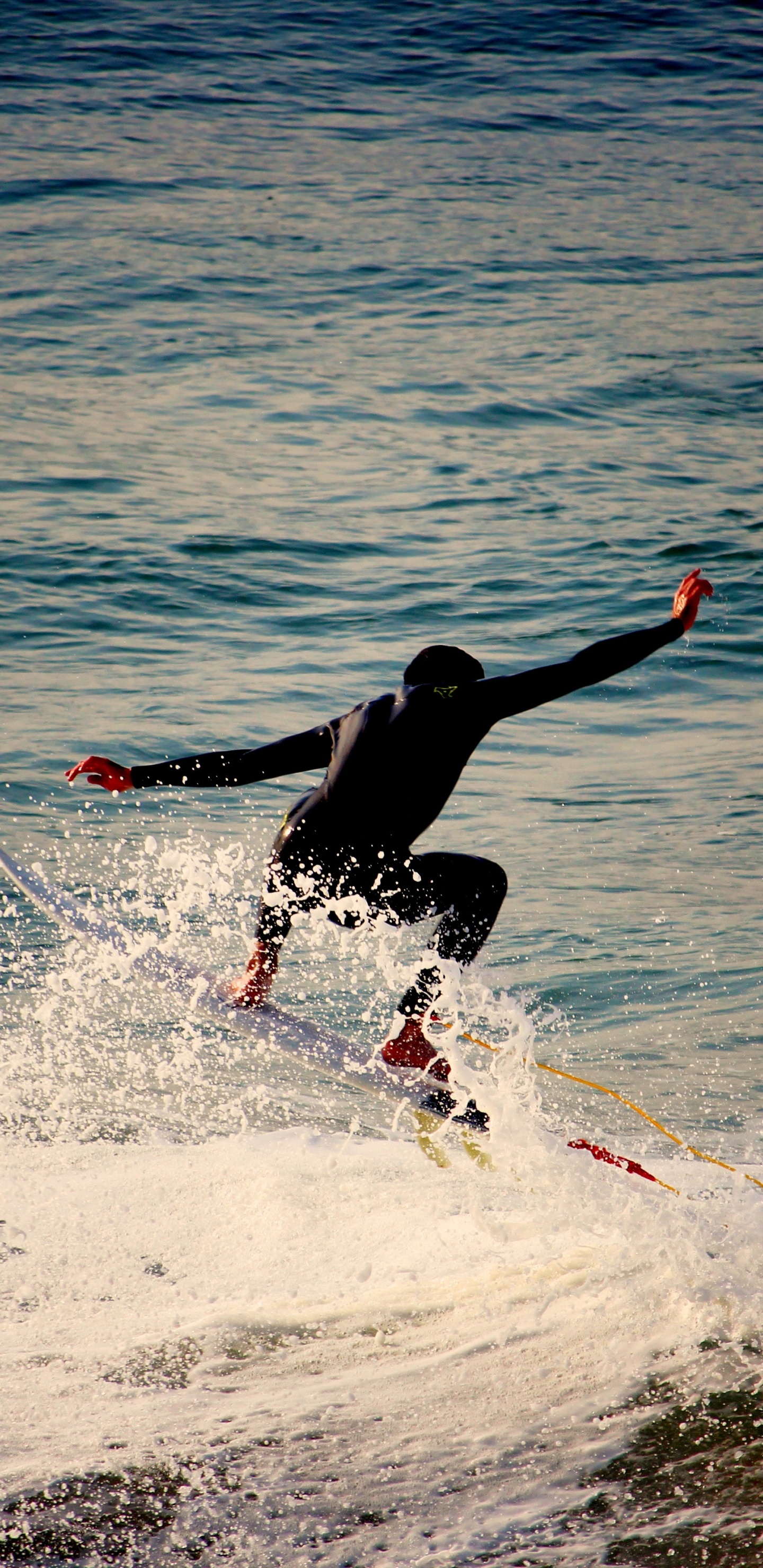 Homme Surfant Sur Les Vagues de la Mer Pendant la Journée. Wallpaper in 1440x2960 Resolution