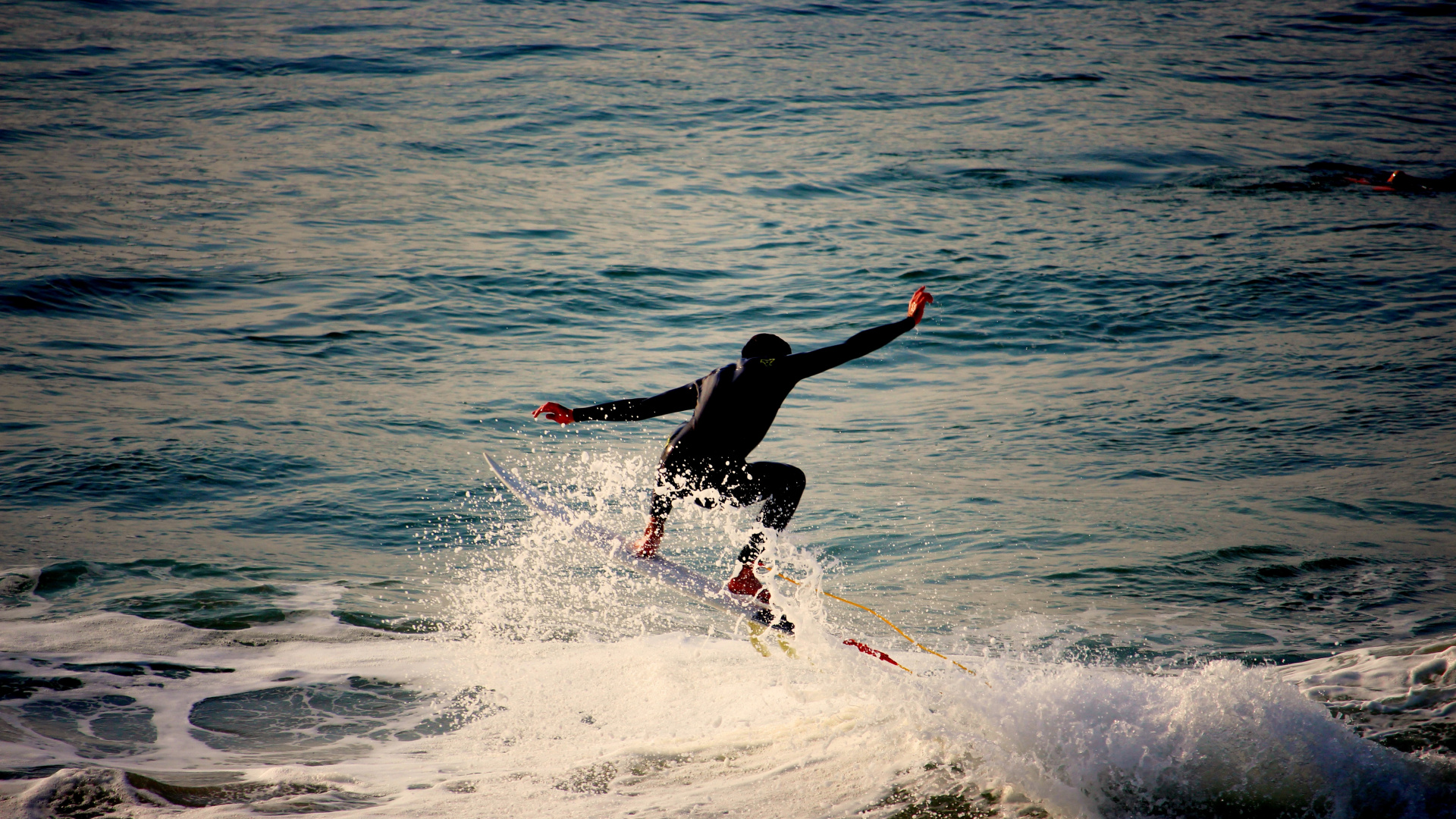 Homme Surfant Sur Les Vagues de la Mer Pendant la Journée. Wallpaper in 1920x1080 Resolution