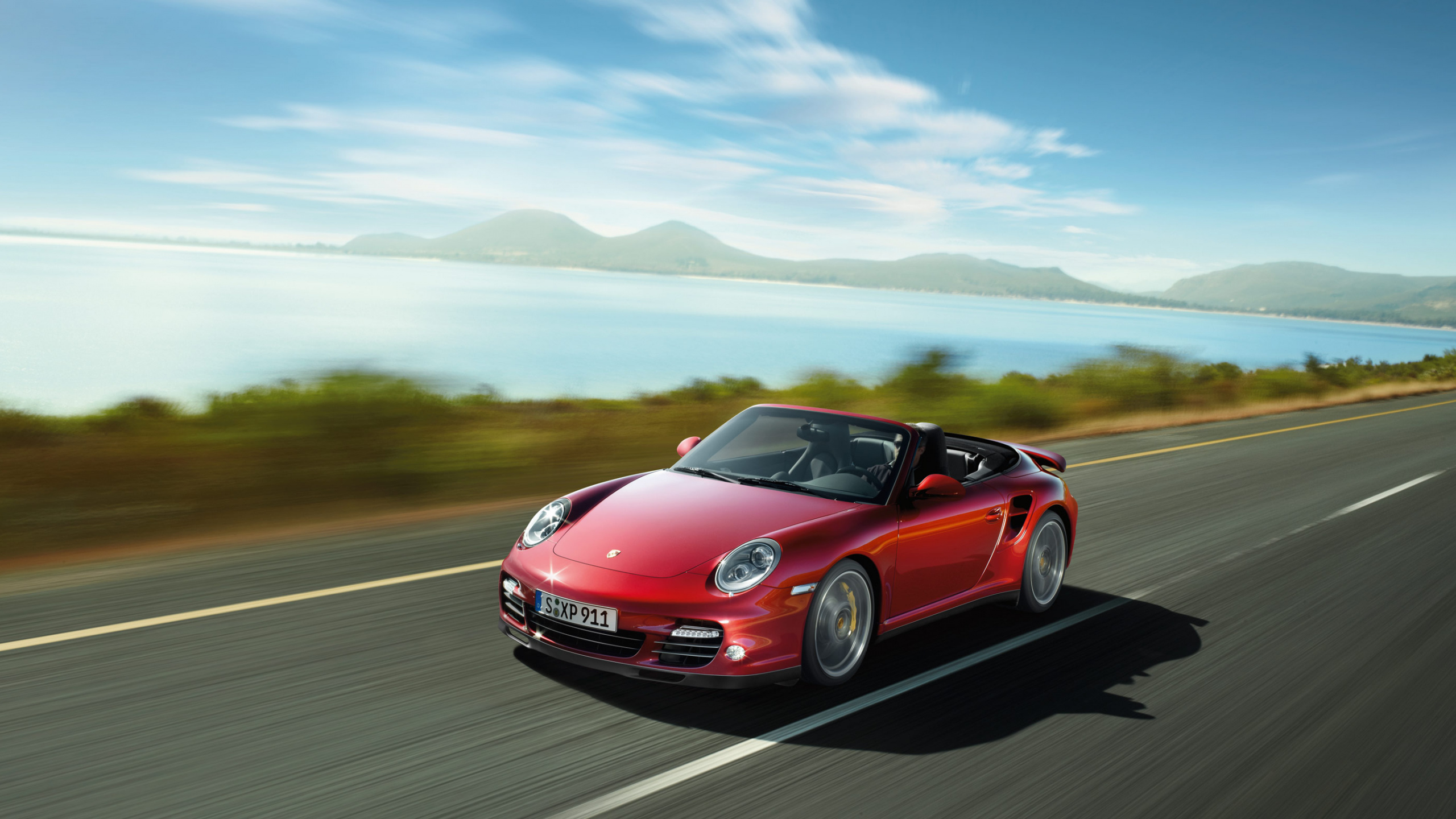 Porsche 911 Rouge Sur Route Pendant la Journée. Wallpaper in 2560x1440 Resolution