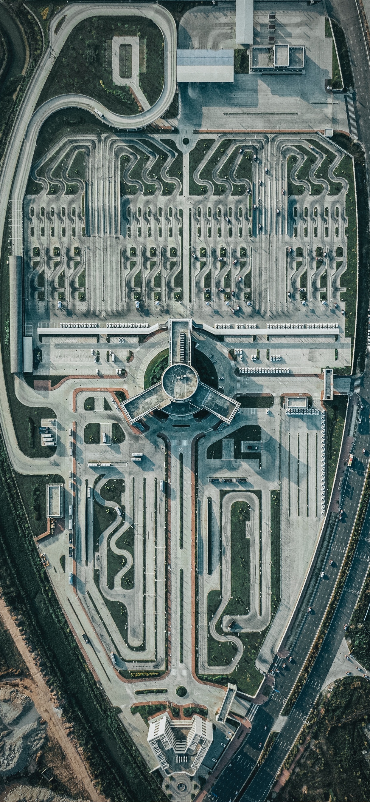 Blaues Und Weißes Rundes Logo. Wallpaper in 1242x2688 Resolution