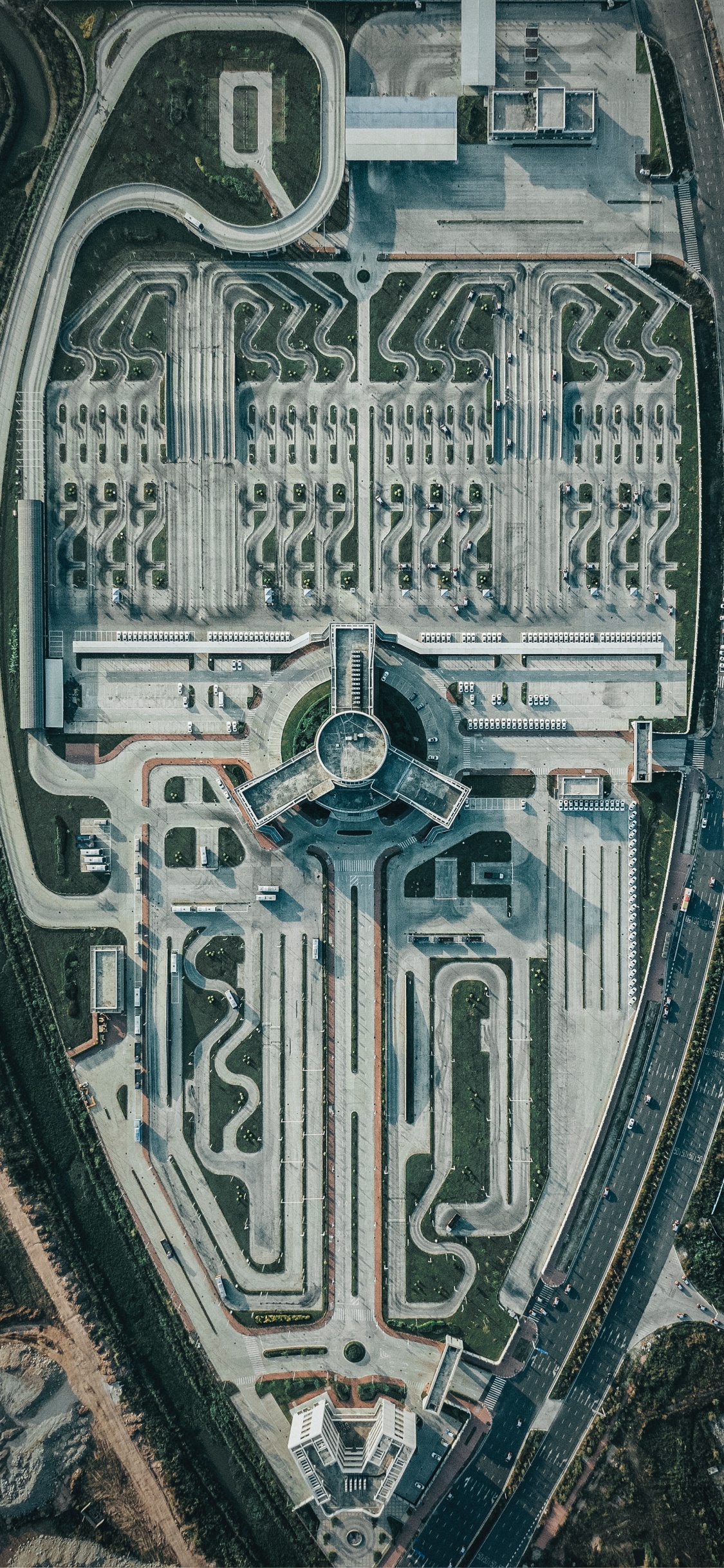 Logo Redondo Azul y Blanco. Wallpaper in 1125x2436 Resolution